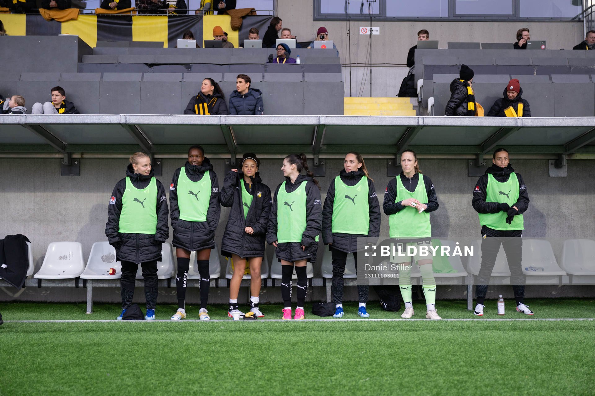 Häckens spelare infö r fotbollsmatchen i Damallsvenskan