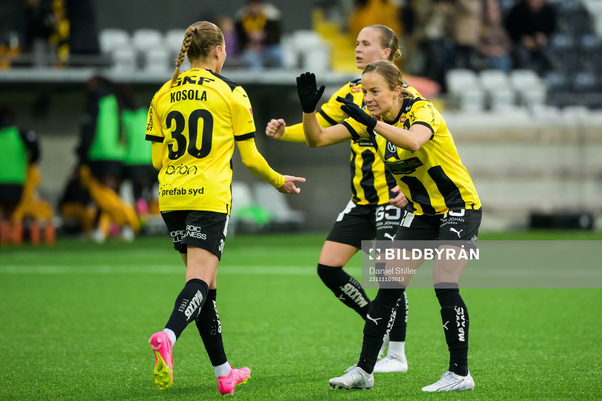 Häckens Aivi Luik och Katariina Kosola jublar