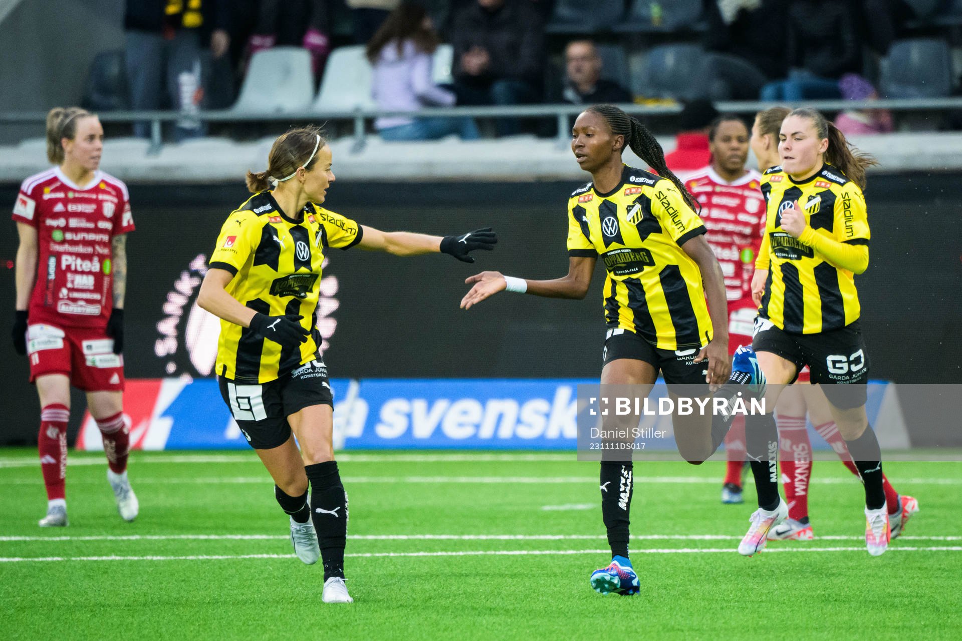 Häckens Aisha Masaka och Aivi Luik jublar