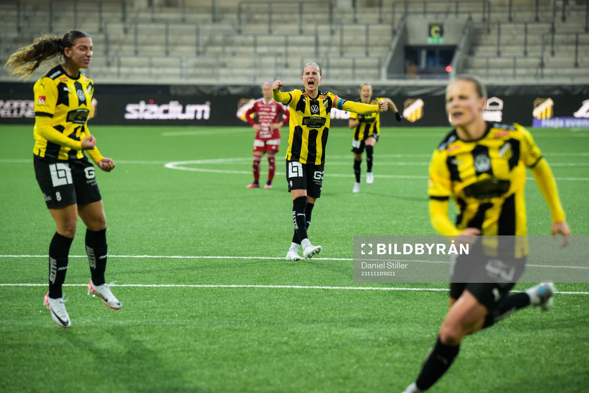 Häckens Rusul Rosa Kafaji och Filippa Curmark jublar