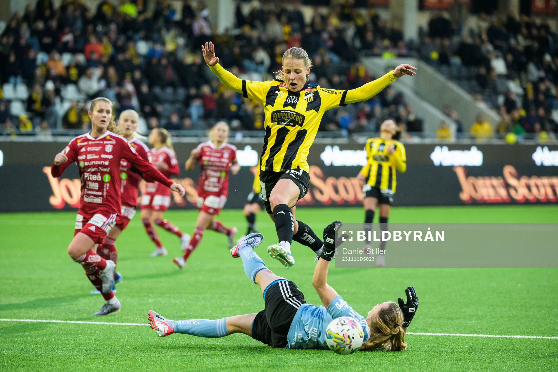 Häckens Anna Anvegård och Piteås målvakt Samantha