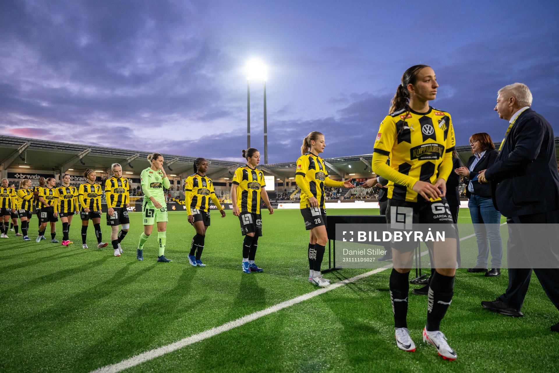 Häcken deppar när de får sina silvermedaljer