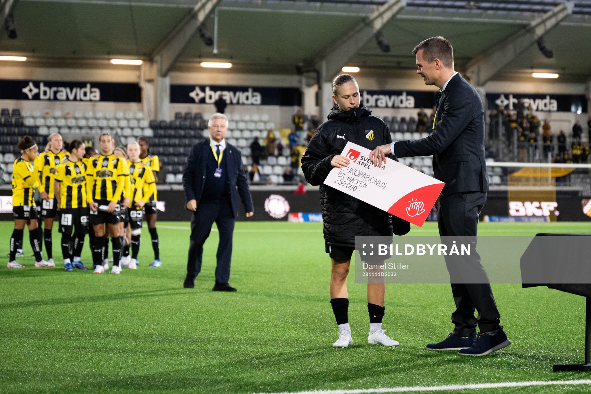 Häckens Filippa Curmark tar emot en check av Svenska Spels