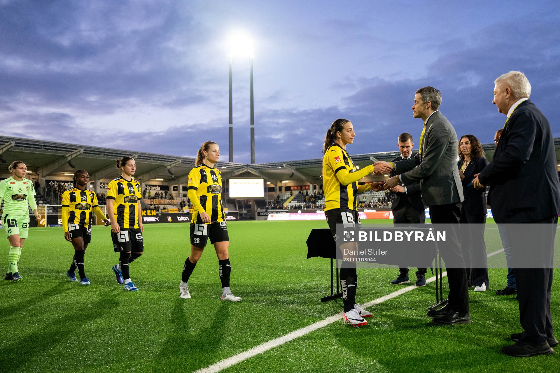 Häckens Rusul Rosa Kafaji får sin silvermedalj