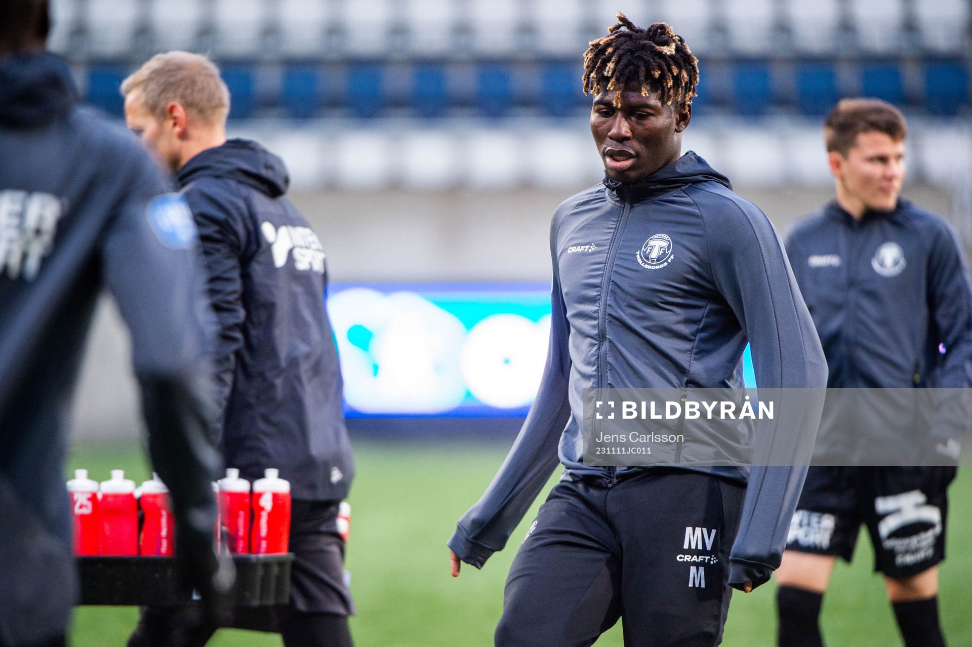 Trelleborgs Abel Ogwuche under uppvärmningen inför fotbollsmatchen i Superettan mellan Gefle och Trelleborg den 11 november 2023 i Gävle. 