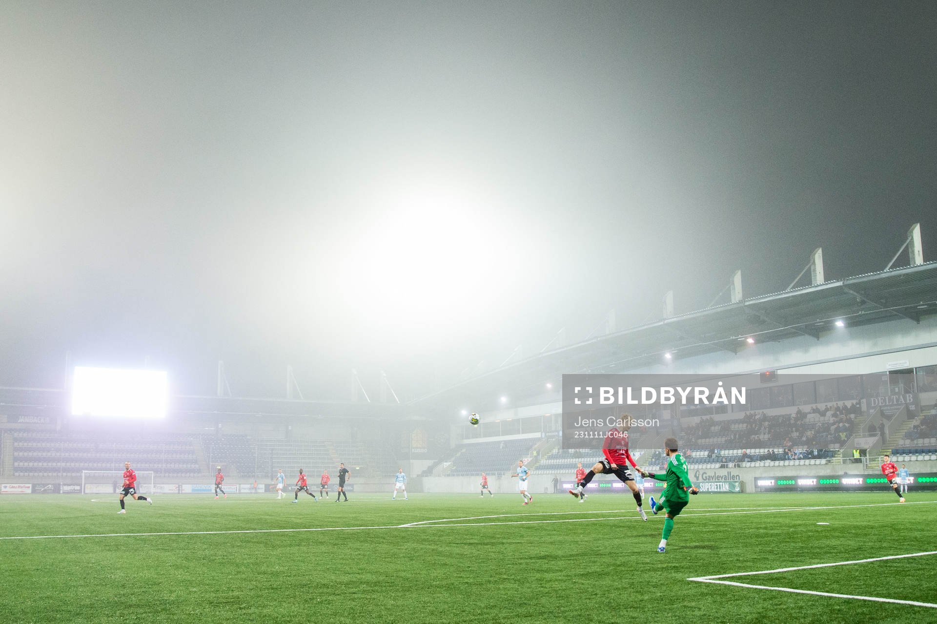 Dimma över Gavlevallen under fotbollsmatchen i Superettan mellan Gefle och Trelleborg den 11 november 2023 i Gävle. 
