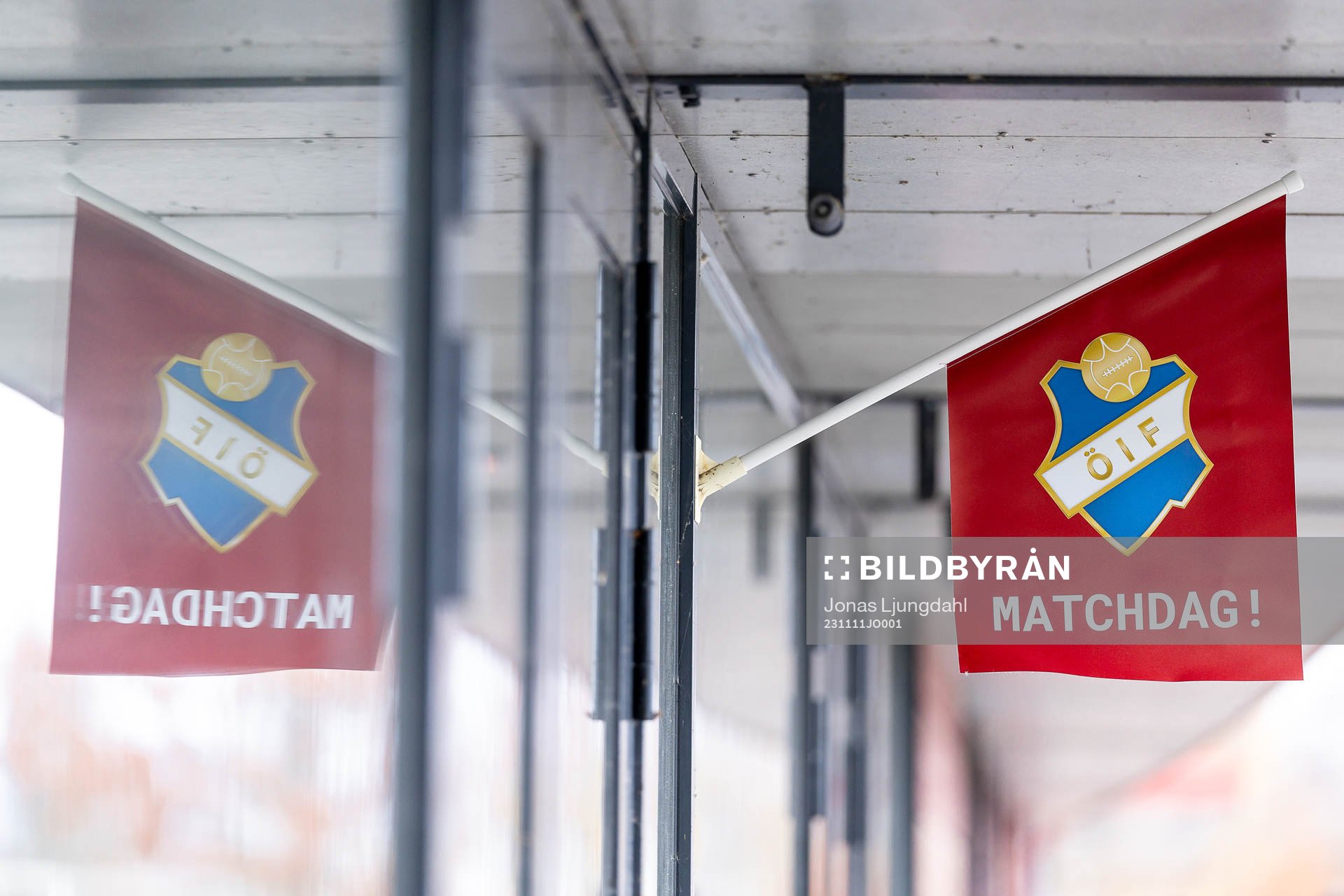 Flagga för matchdag med Östers klubbmärke före