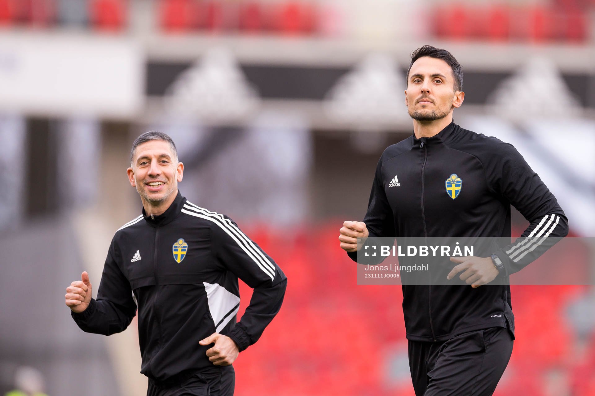 Domare Adi Aganovic och assisterande domare Josef Alacam