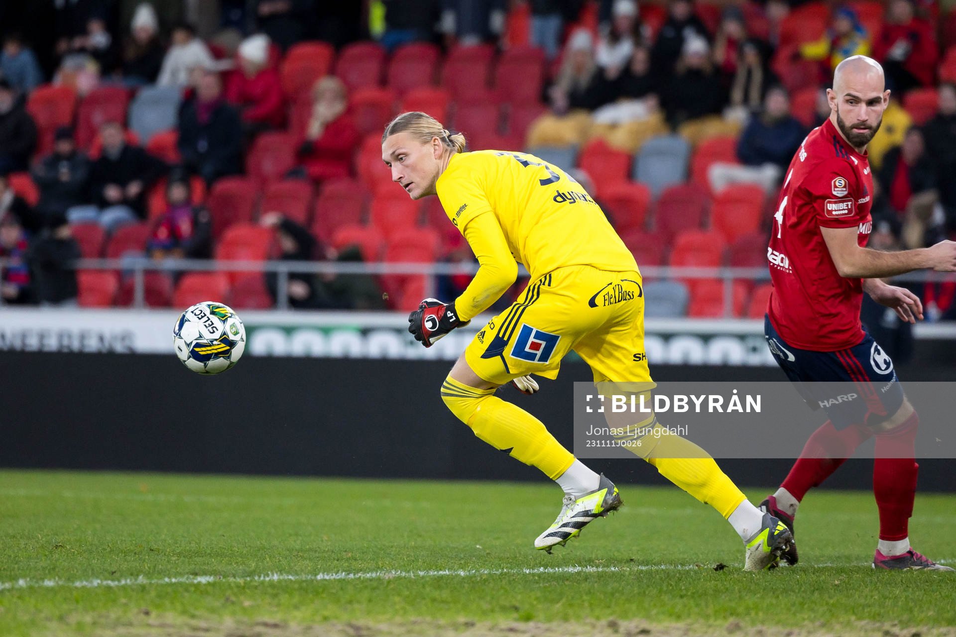 Östers målvakt Carl Lundahl Persson under fotbollsmatchen i Superettan mellan Öster och GIF Sundsvall den 11 november 2023 i Växjö. 