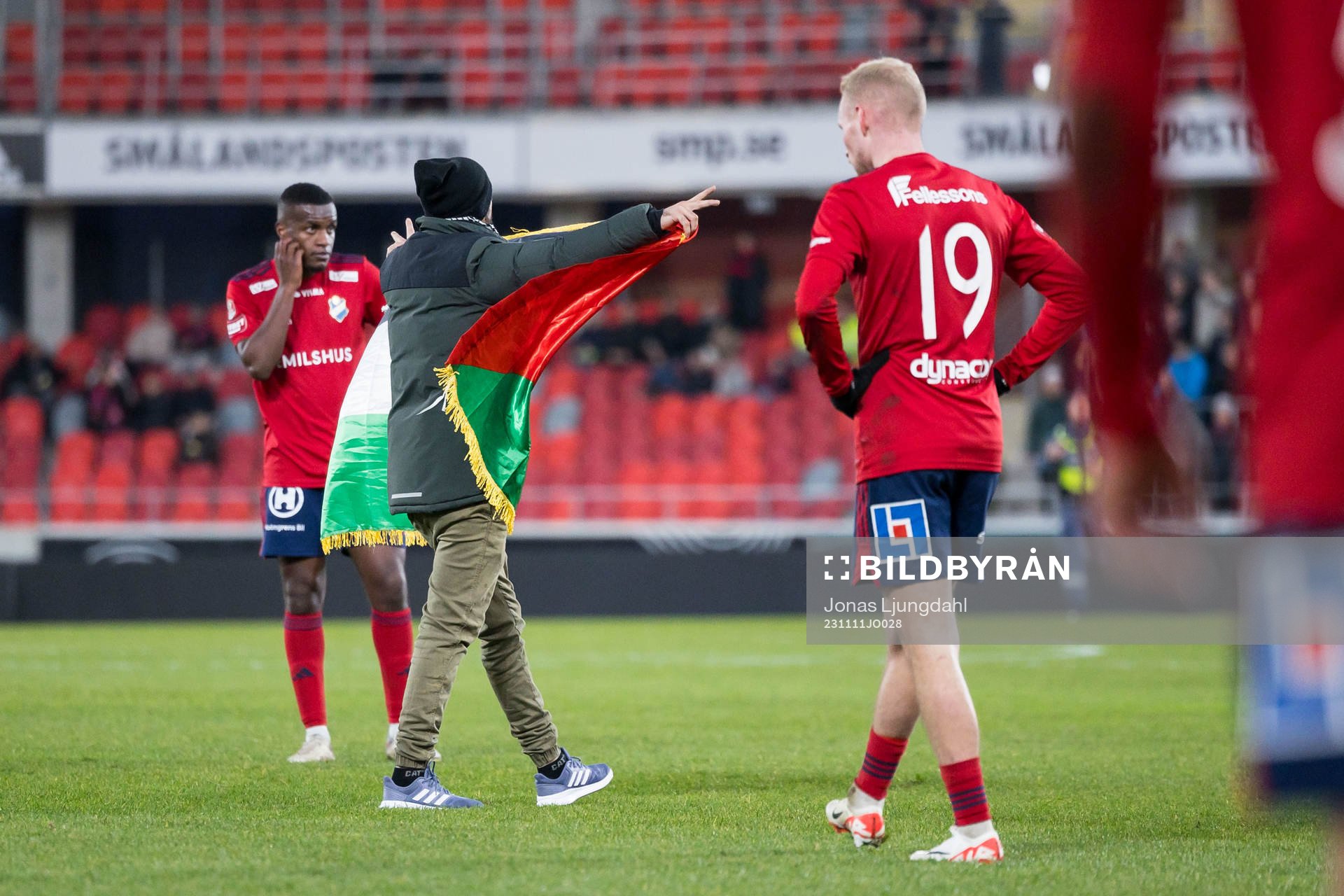 En åskådare kliver in på planen med en flagga under fotbollsmatchen i Superettan mellan Öster och GIF Sundsvall den 11 november 2023 i Växjö.