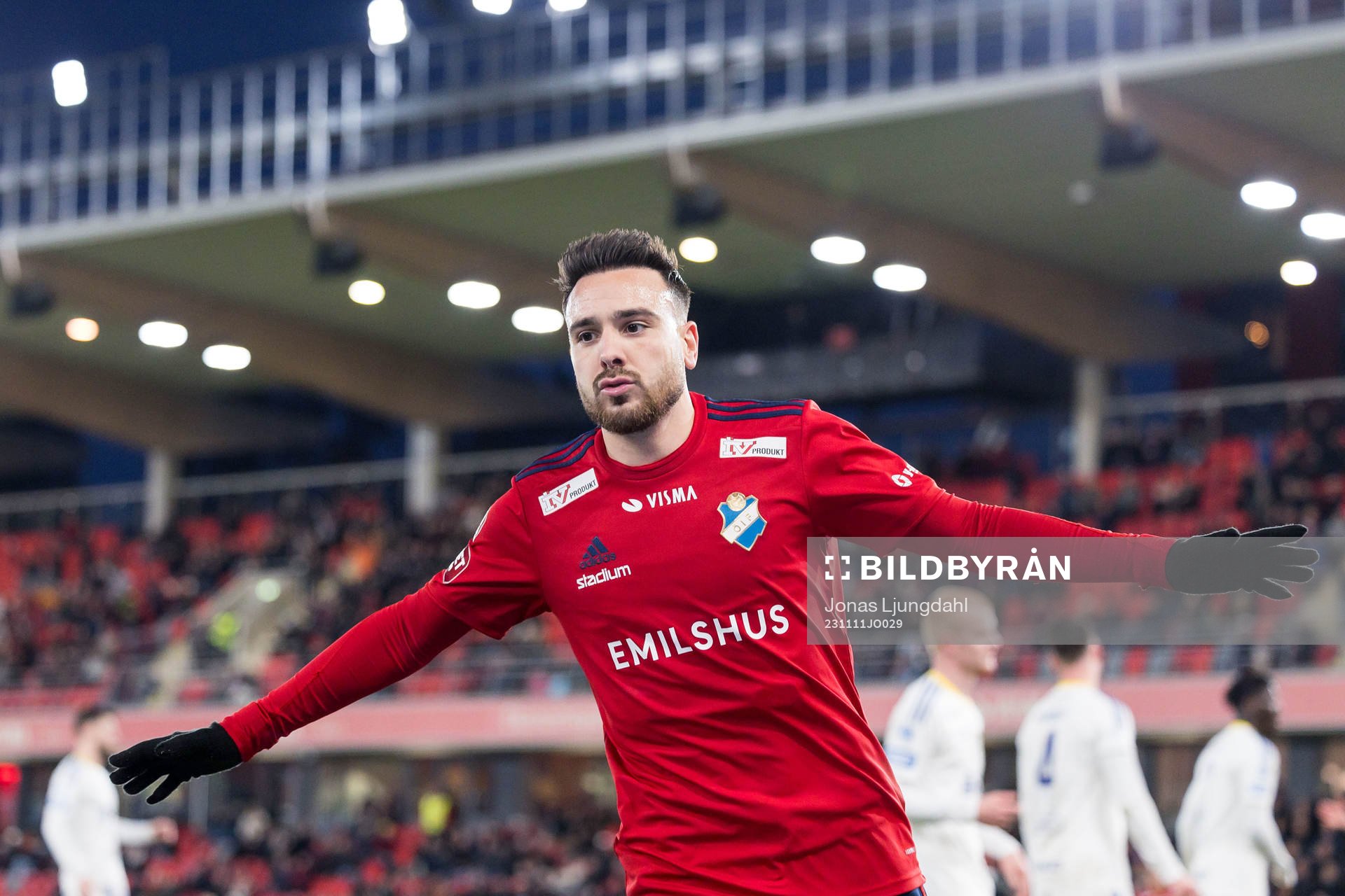 Östers Dzenis Kozica jublar efter 3-0 under fotbollsmatchen i Superettan mellan Öster och GIF Sundsvall den 11 november 2023 i Växjö. 