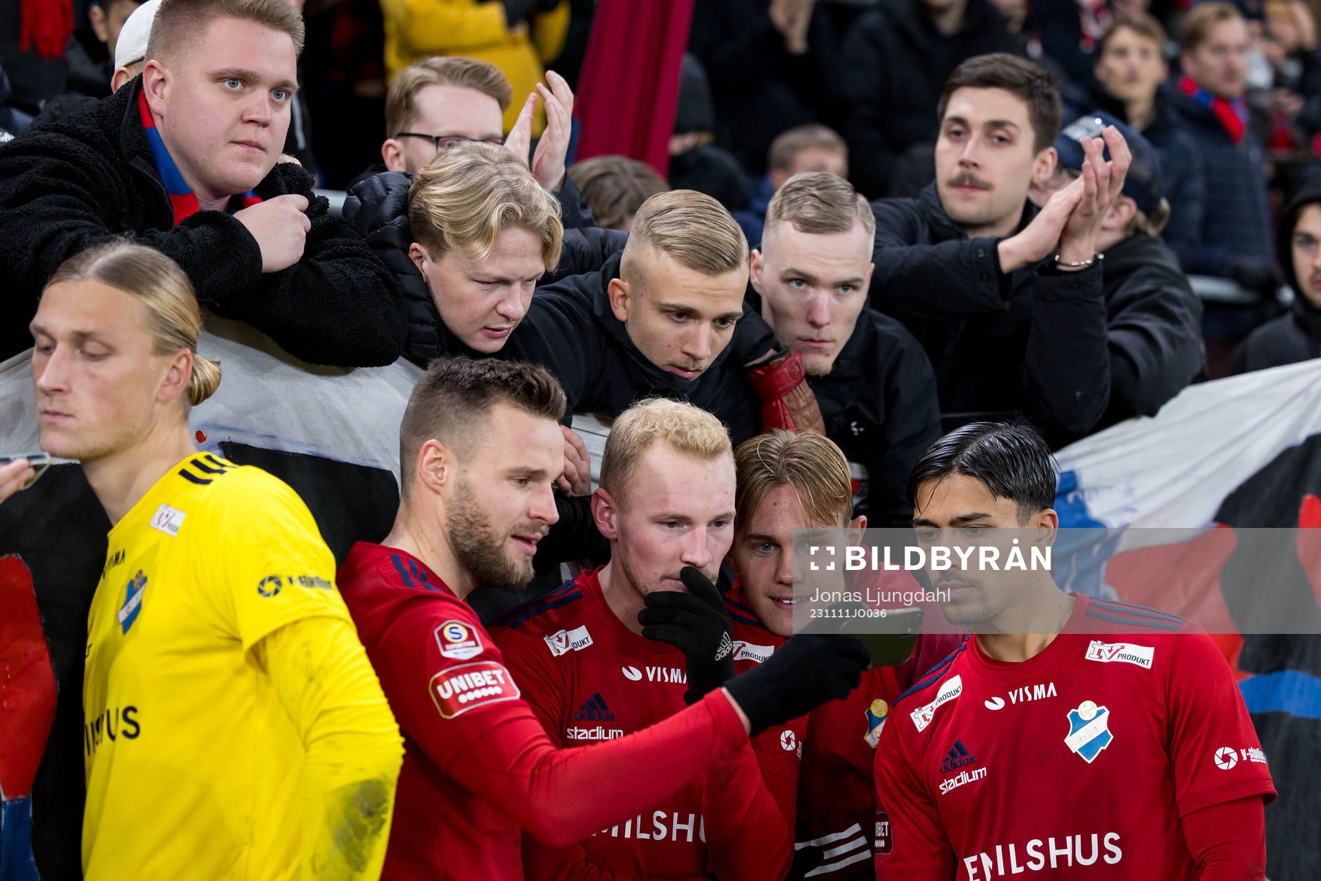Österspelare och supportrar följer resultat på en annan