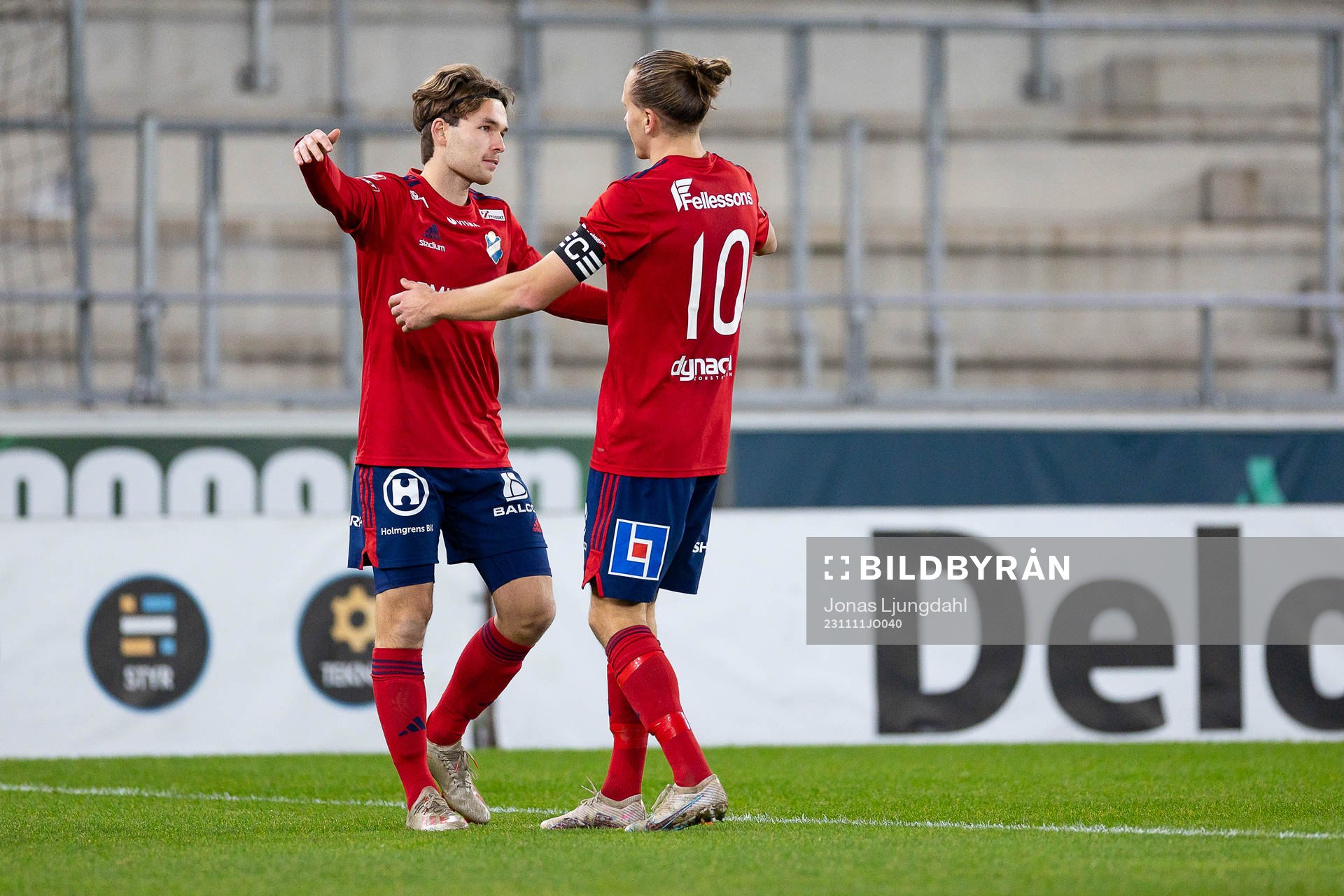 Östers Theodor Johansson och Jesper Jonasson Westermark jublar efter mål 4-0 under fotbollsmatchen i Superettan mellan Öster och GIF Sundsvall den 11 november 2023 i Växjö.