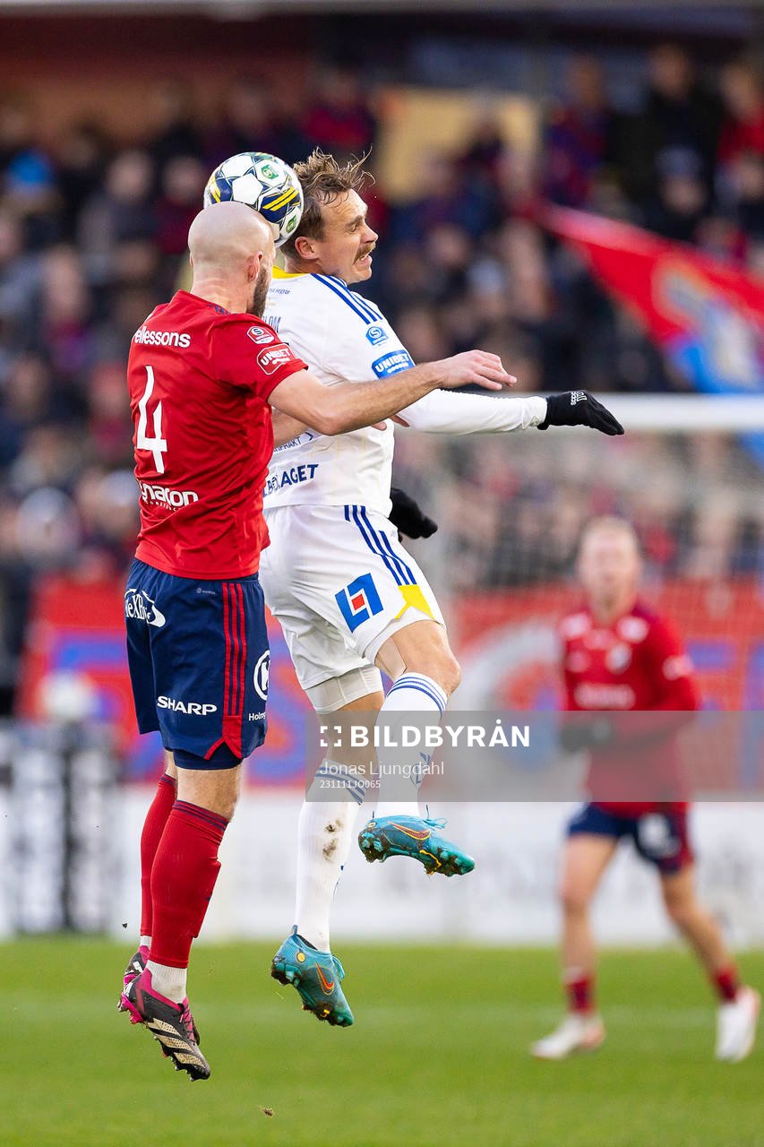 Östers Sebastian Hedlund och GIF Sundsvalls Pontus Engblom under fotbollsmatchen i Superettan mellan Öster och GIF Sundsvall den 11 november 2023 i Växjö.