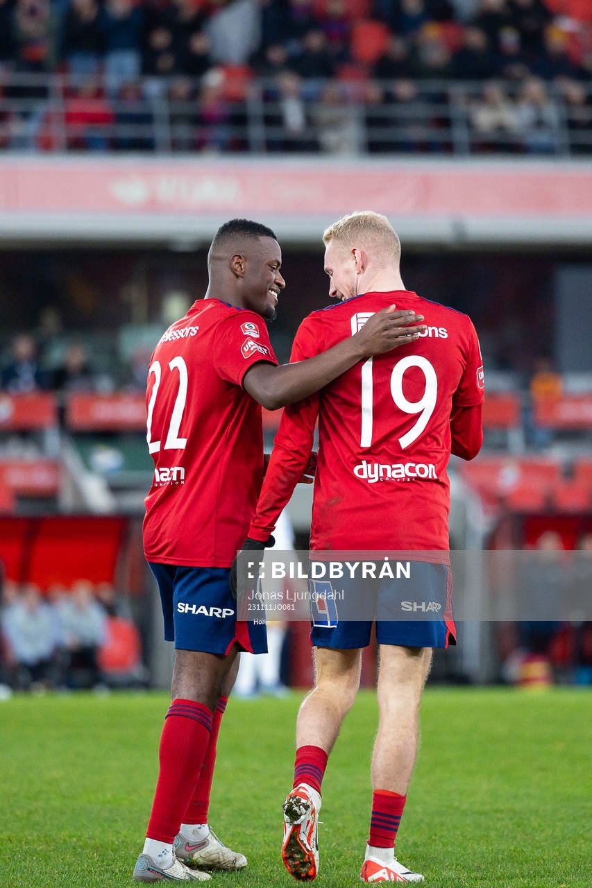 Östers Manasse Kusu och Adam Bergmark Wiberg jublar