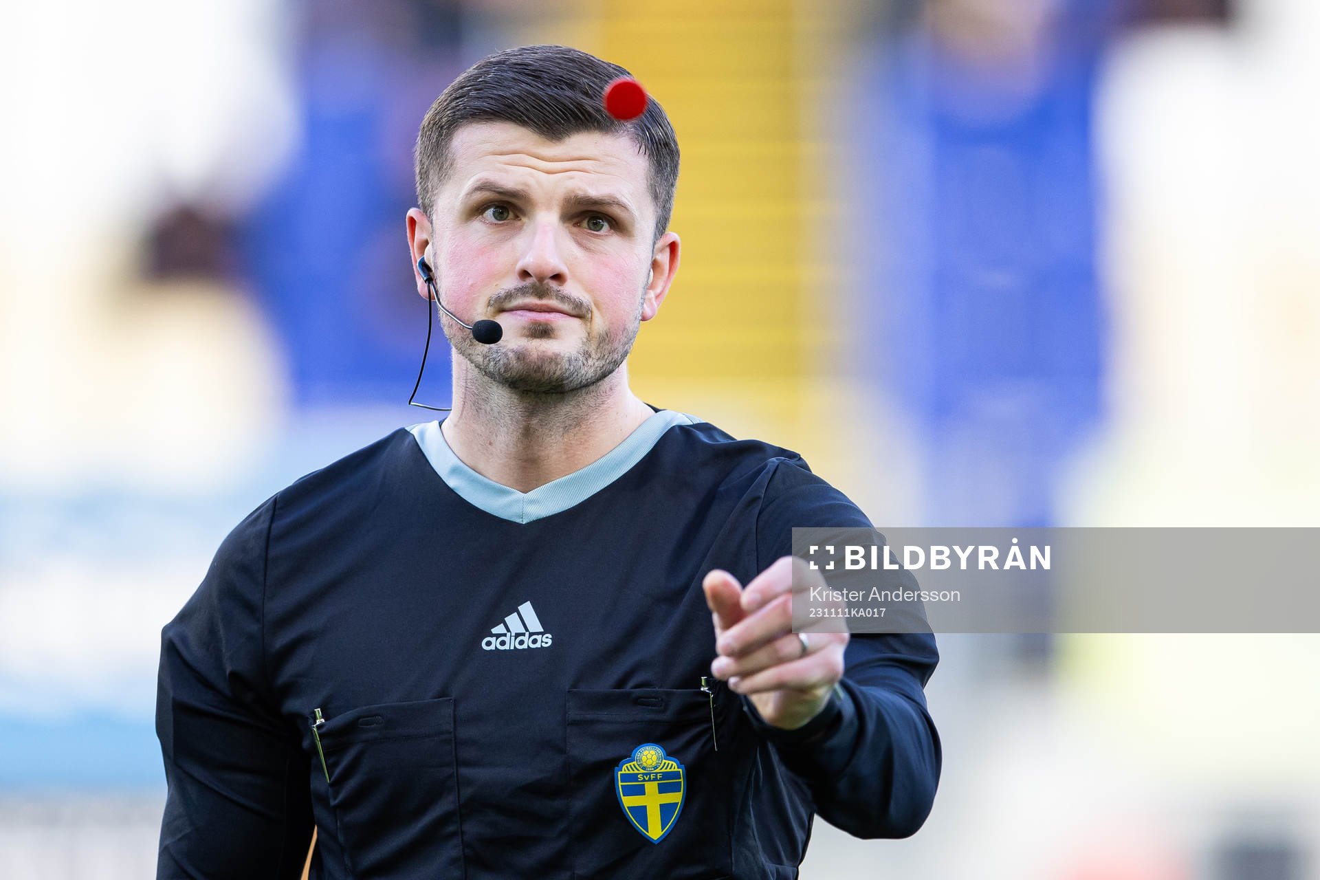 Domare Vildan Gërxhaliu inför fotbollsmatchen i Ettan södra mellan Falkenberg och BK Olympic den 11 november 2023 i Falkenberg.