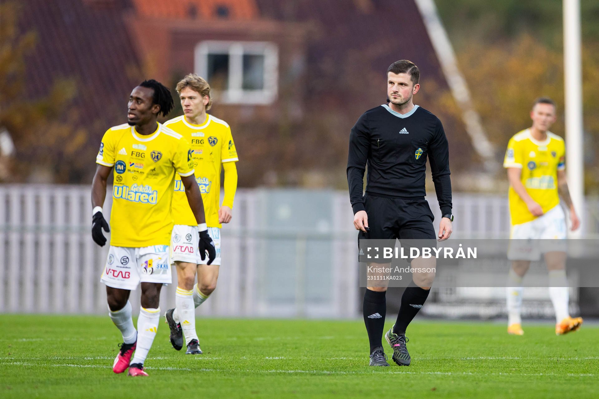 Domare Vildan Gërxhaliu under fotbollsmatchen i Ettan södra mellan Falkenberg och BK Olympic den 11 november 2023 i Falkenberg.