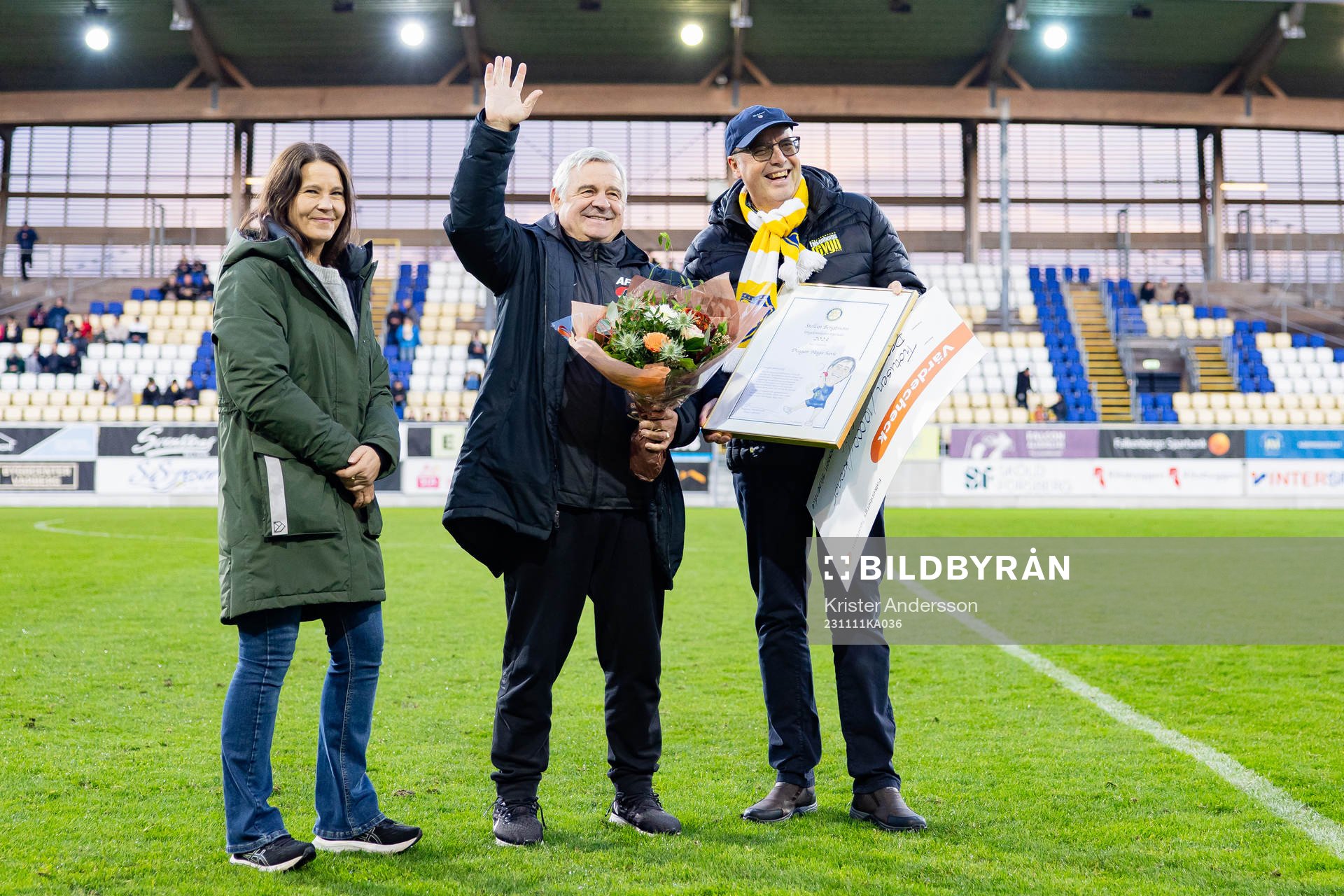 Dragan Maya Savic får ta emot Stellan Bengtssons