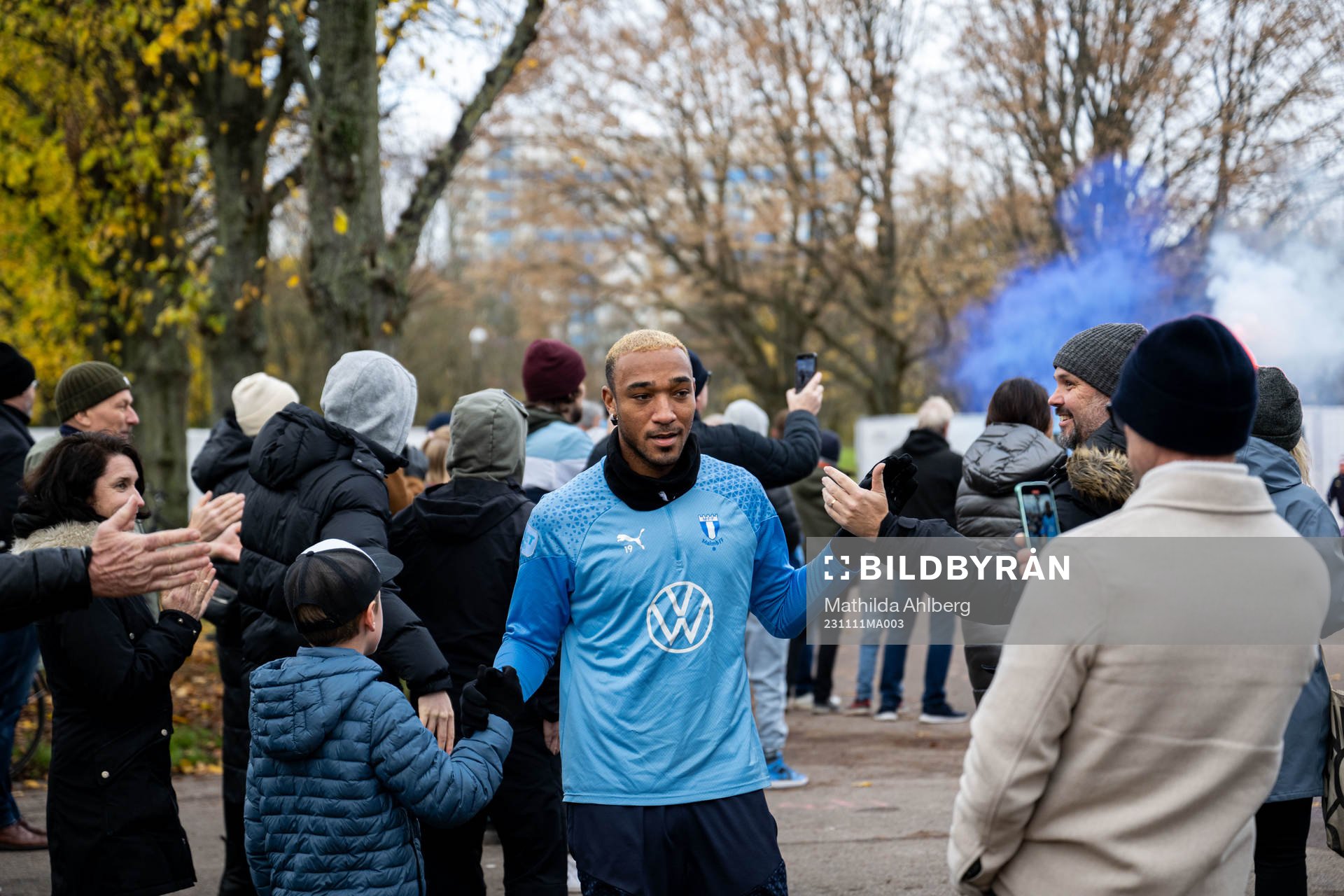 Derek Cornelius tas emot av supportrar