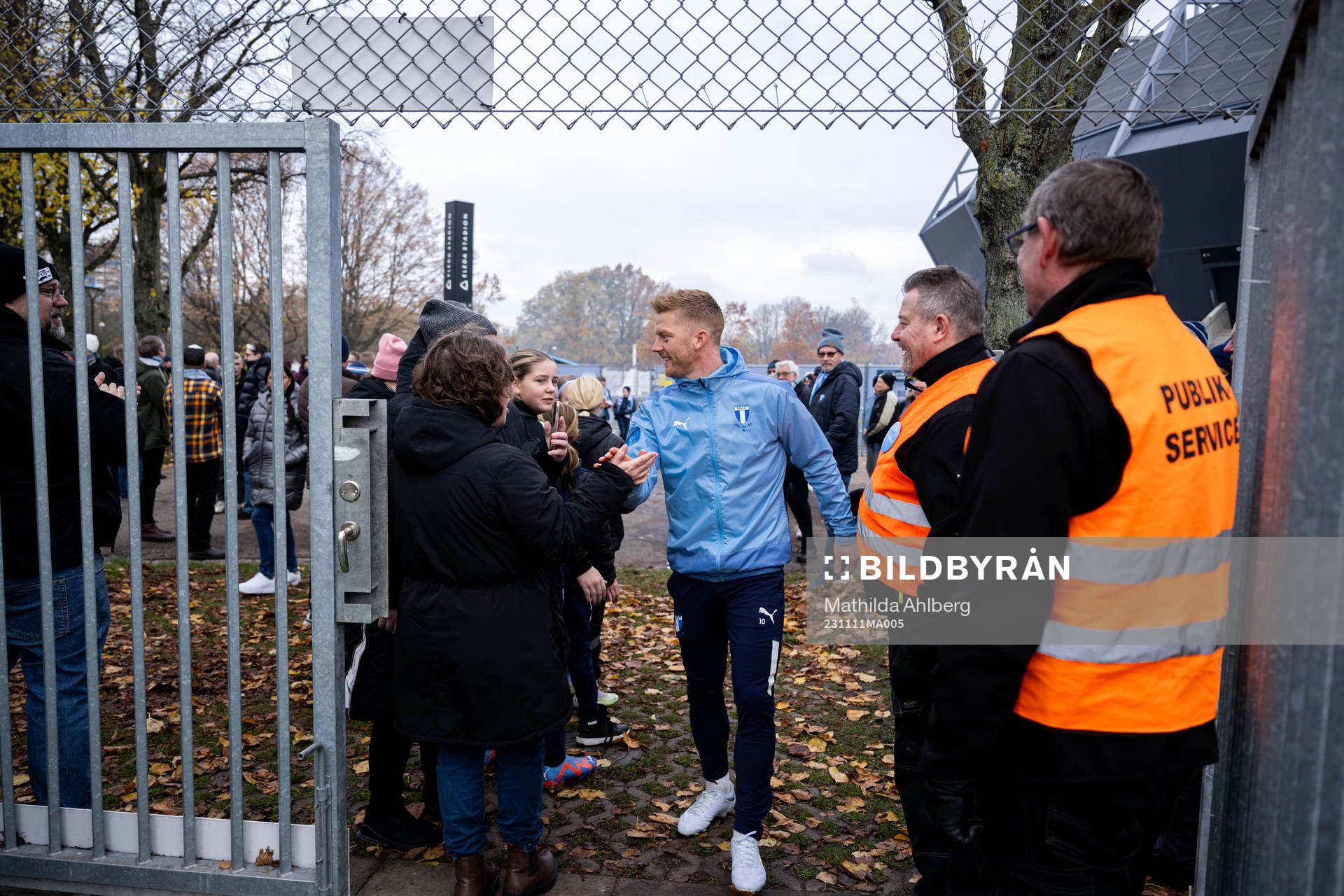 Anders Christiansen tas emot av supportrar