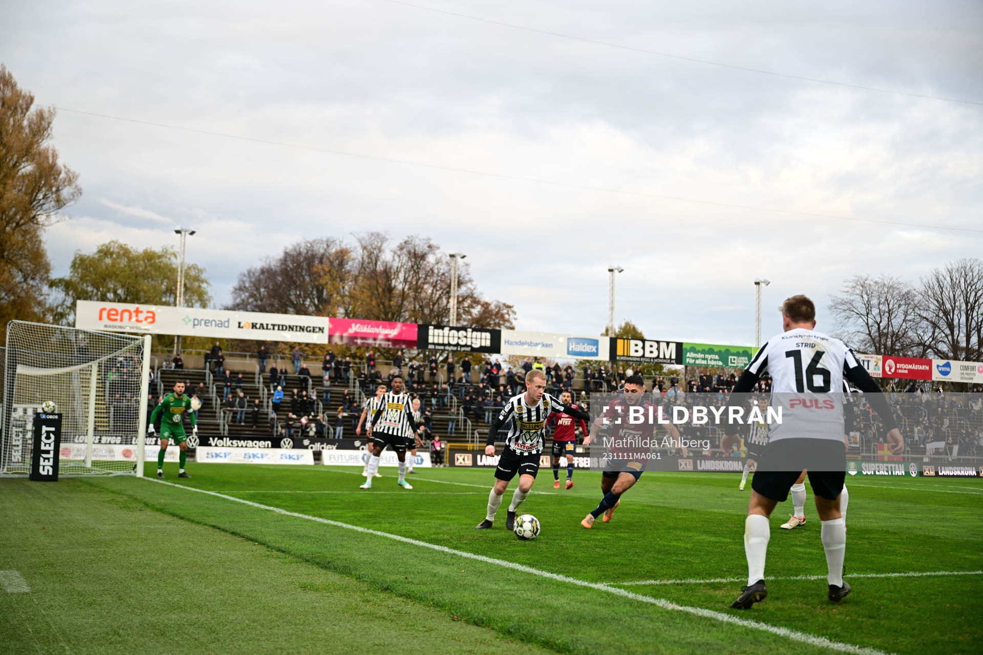 Landskronas David Edvardsson och Örgrytes Edi Sylisufaj under fotbollsmatchen i Superettan mellan Landskrona och Örgryte den 11 november 2023 i Landskrona.