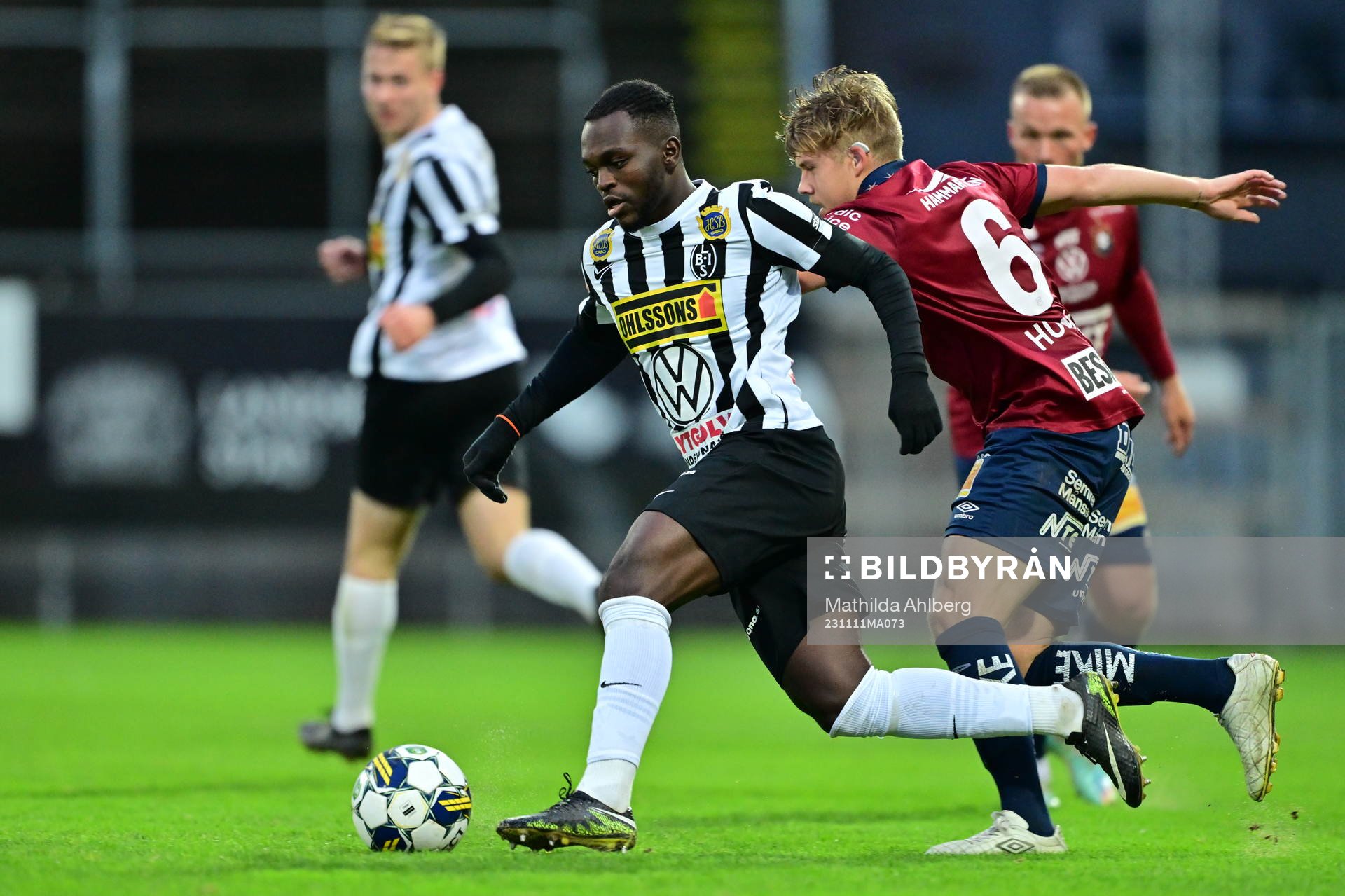 Landskronas Kofi Asare och Örgrytes Kevin Holmén under fotbollsmatchen i Superettan mellan Landskrona och Örgryte den 11 november 2023 i Landskrona.