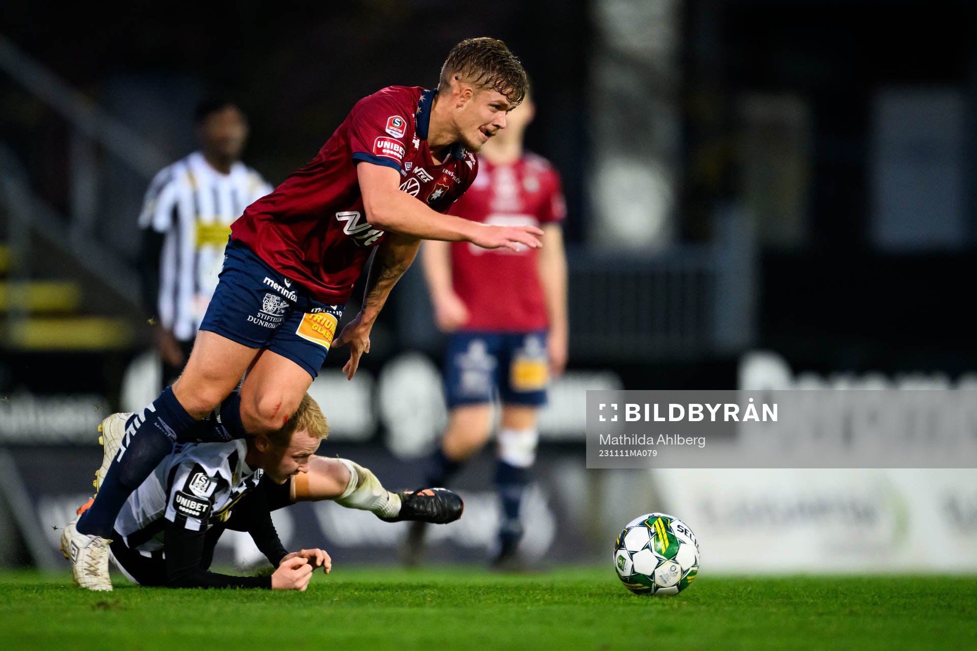 Örgrytes Kevin Holmén och Landskronas David Edvardsson under fotbollsmatchen i Superettan mellan Landskrona och Örgryte den 11 november 2023 i Landskrona.