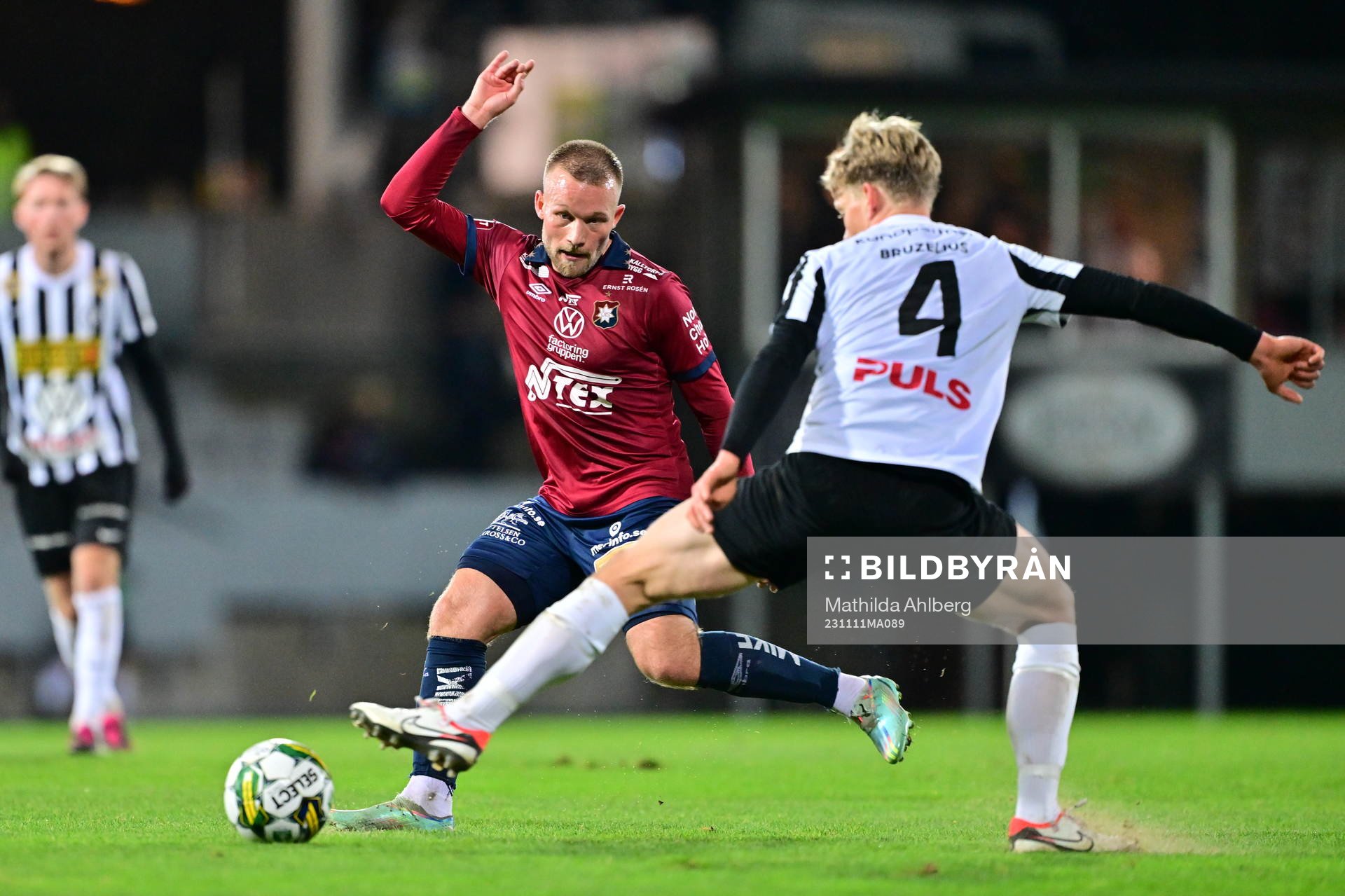 Örgrytes Nicklas Bärkroth och Landskronas Gustaf Bruzelius under fotbollsmatchen i Superettan mellan Landskrona och Örgryte den 11 november 2023 i Landskrona.