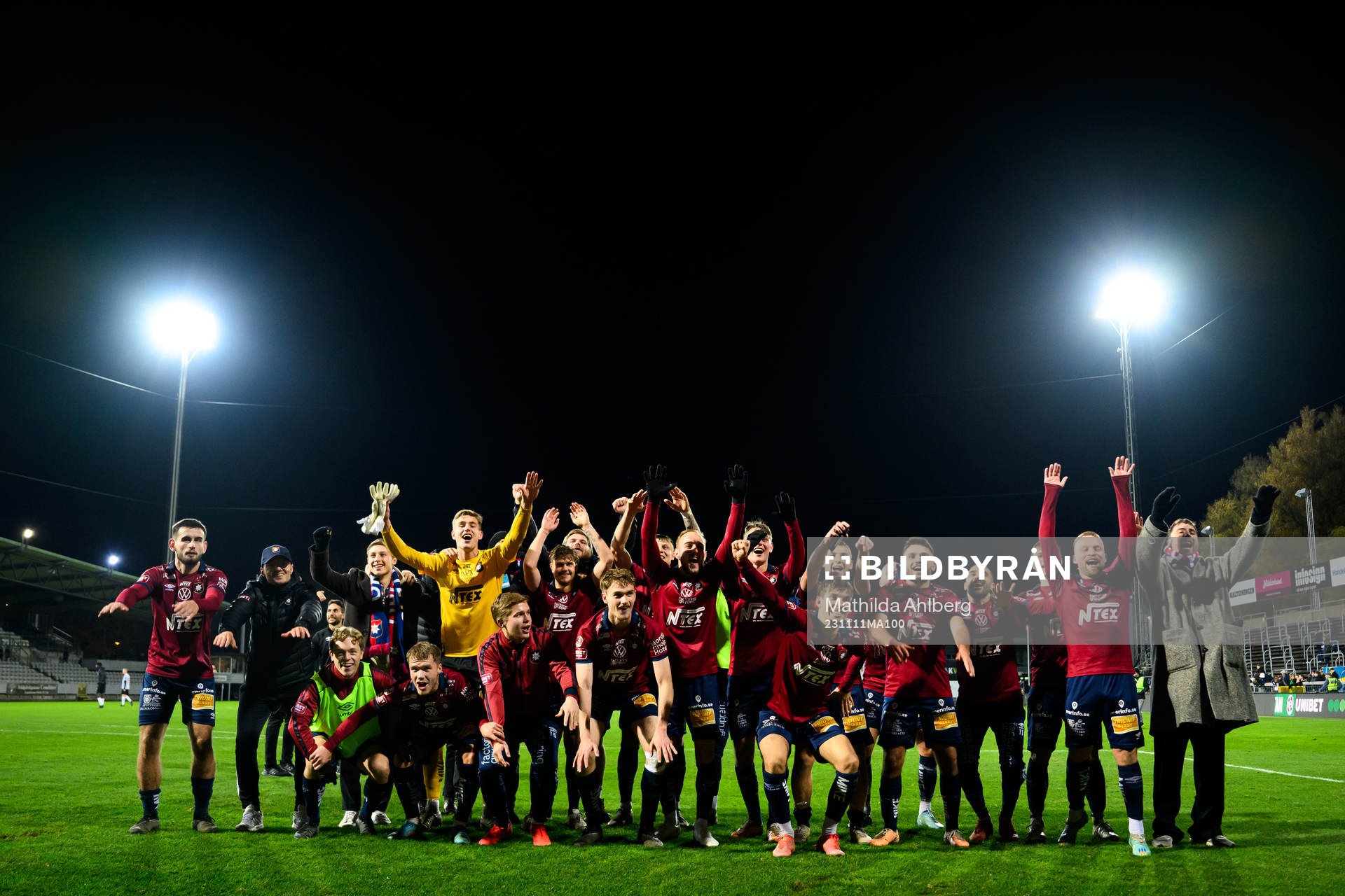 Örgrytes spelare jublar efter fotbollsmatchen i Superettan mellan Landskrona och Örgryte den 11 november 2023 i Landskrona. 