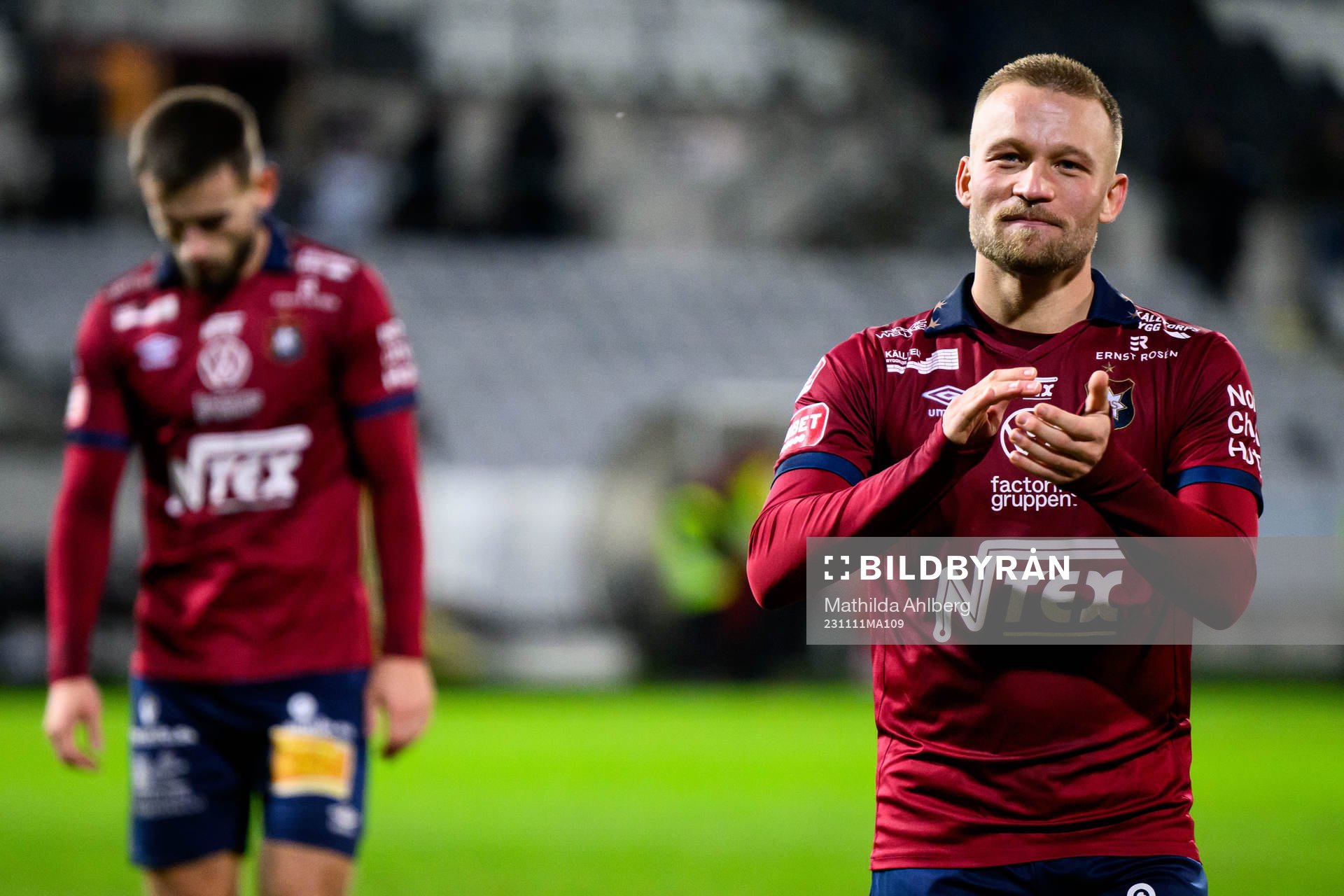 Örgrytes Nicklas Bärkroth jublar efterer fotbollsmatchen