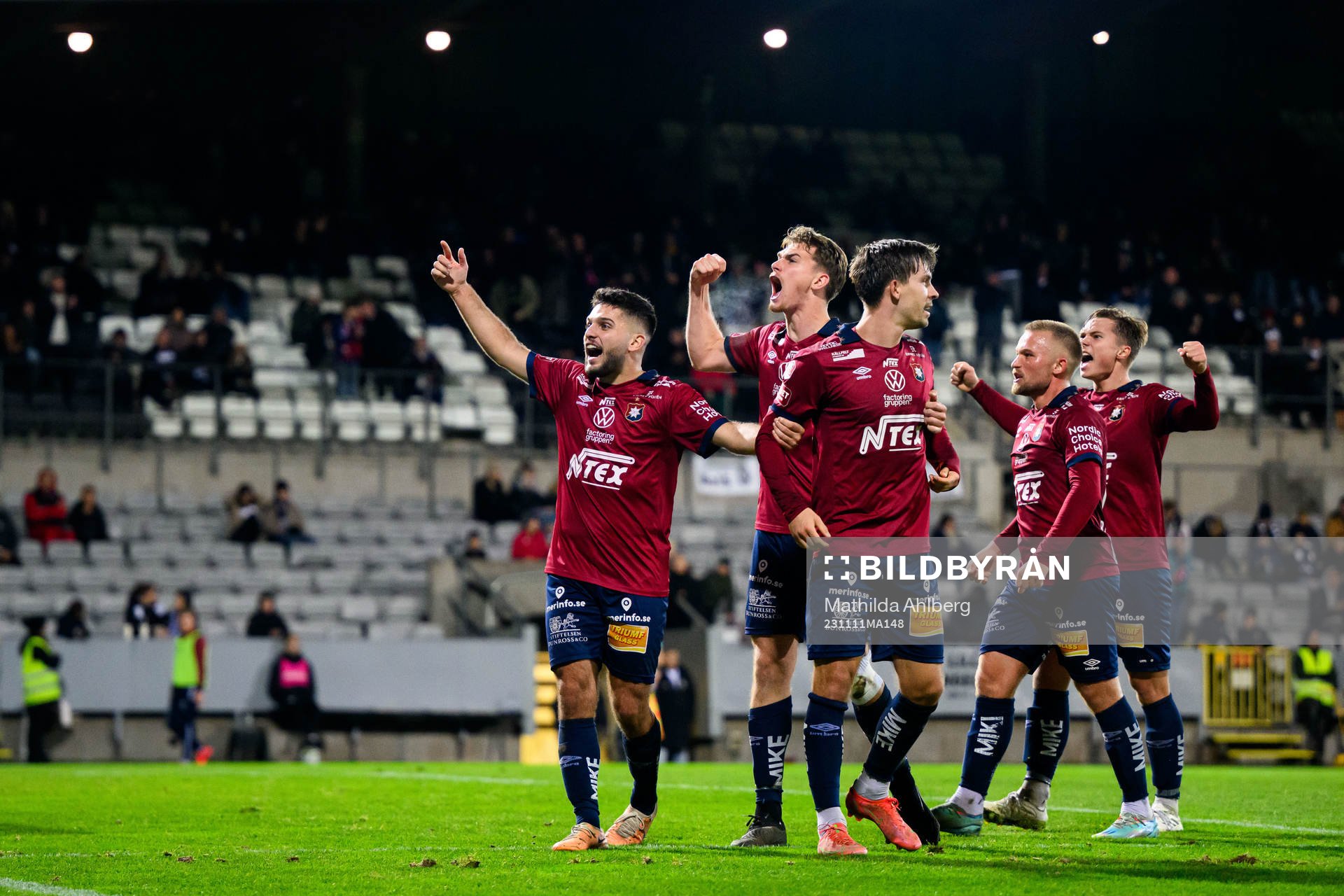 Örgrytes Edi Sylisufaj och Hampus Dahlqvist jublar
