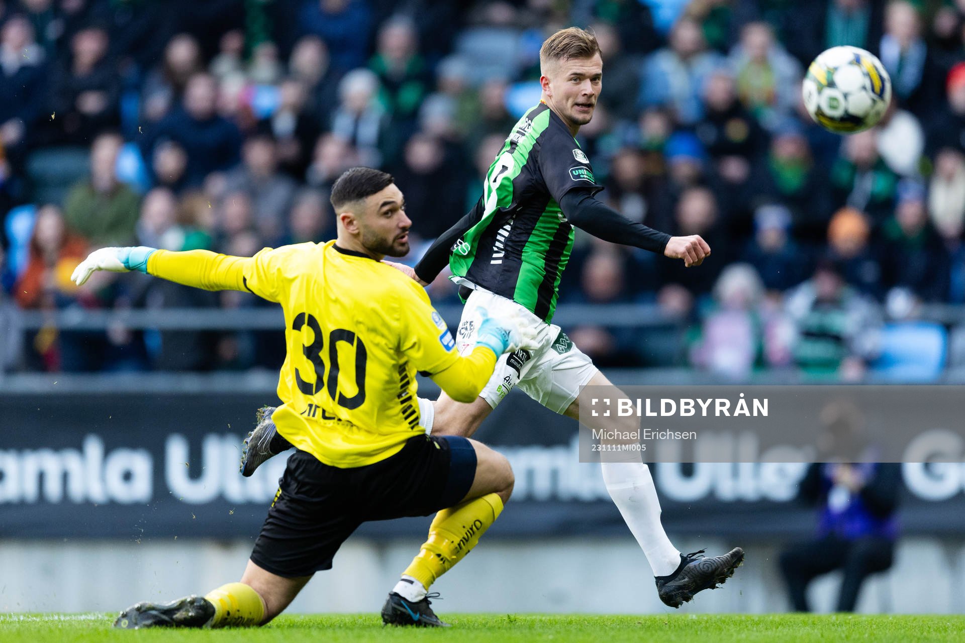GAIS Alexander Ahl Holmström nickar bollen förbi Utsiktens målvakt Elias Hadaya i mål men det döms senare bort för offside under fotbollsmatchen i Superettan mellan GAIS och Utsikten den 11 november 2023 i Göteborg.