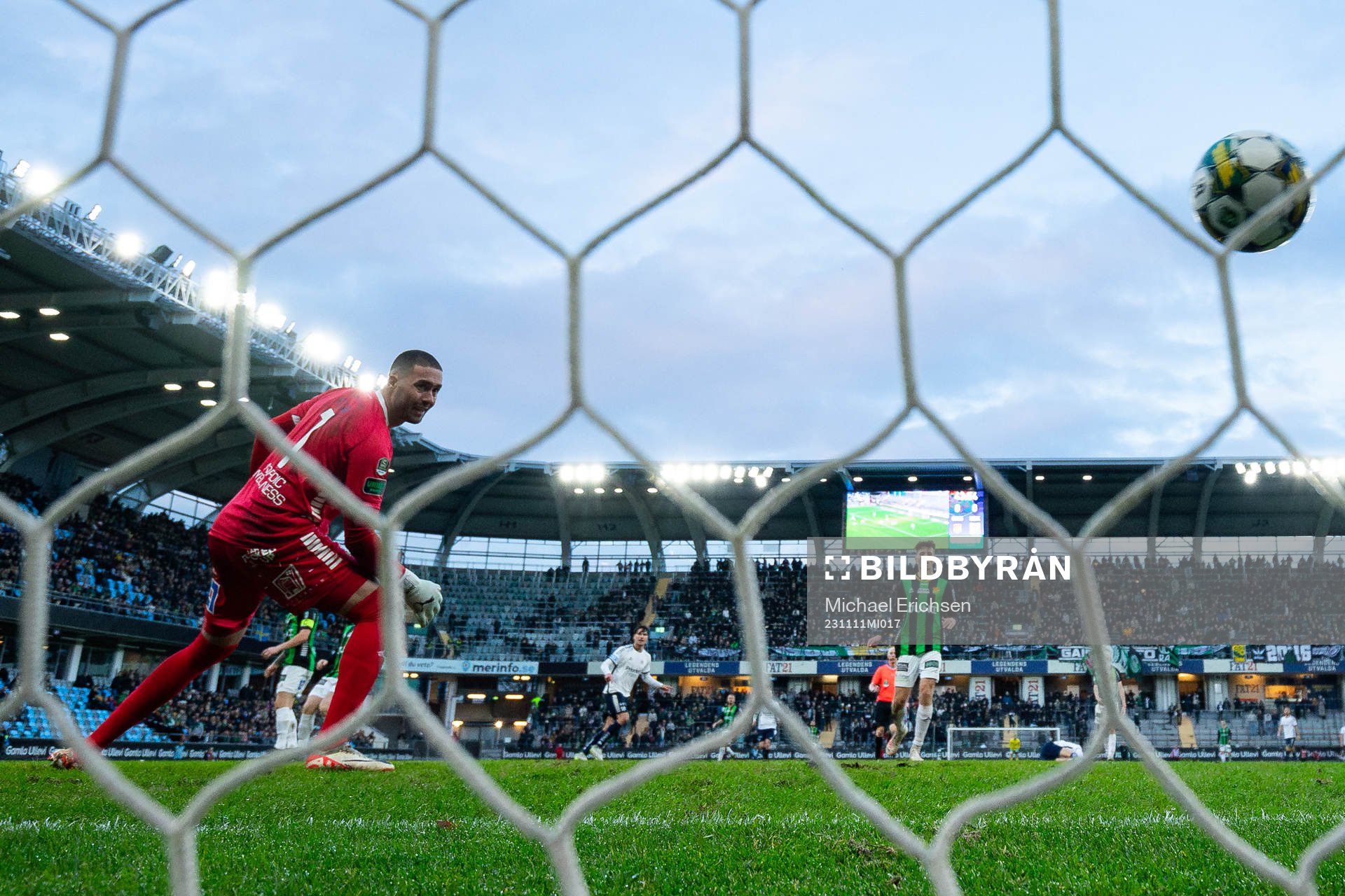 Utsiktens William Milovanovic skjuter 0-1 i mål bakom GAIS