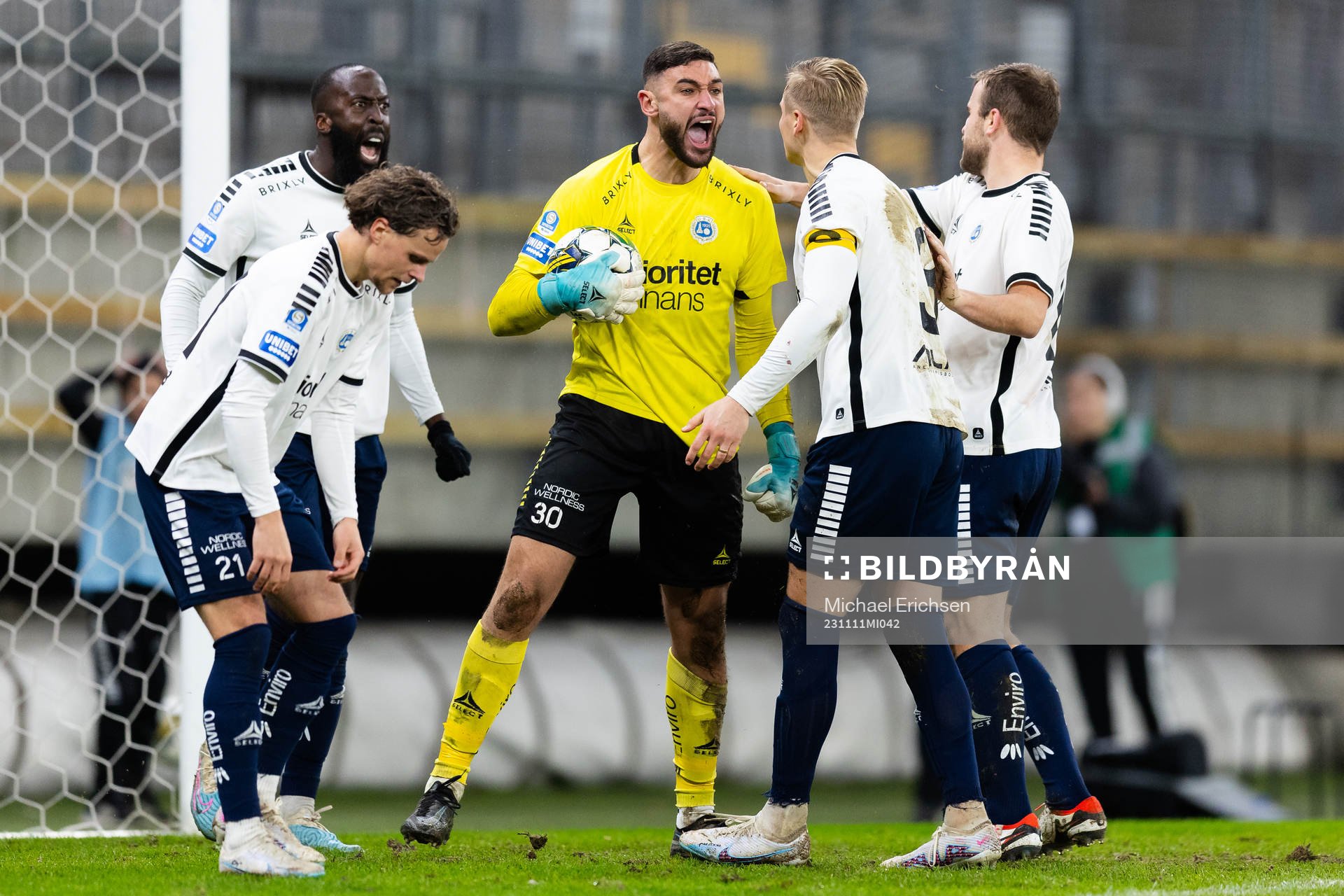 Utsiktens målvakt Elias Hadaya jublar ihop med Jesper
