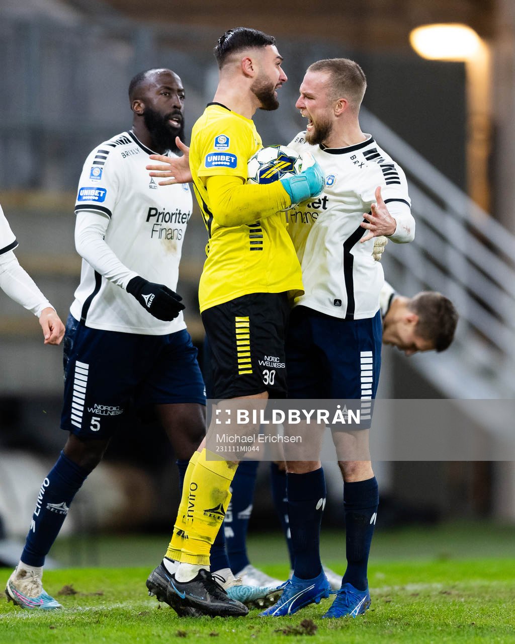 Utsiktens målvakt Elias Hadaya jublar ihop med Alexander