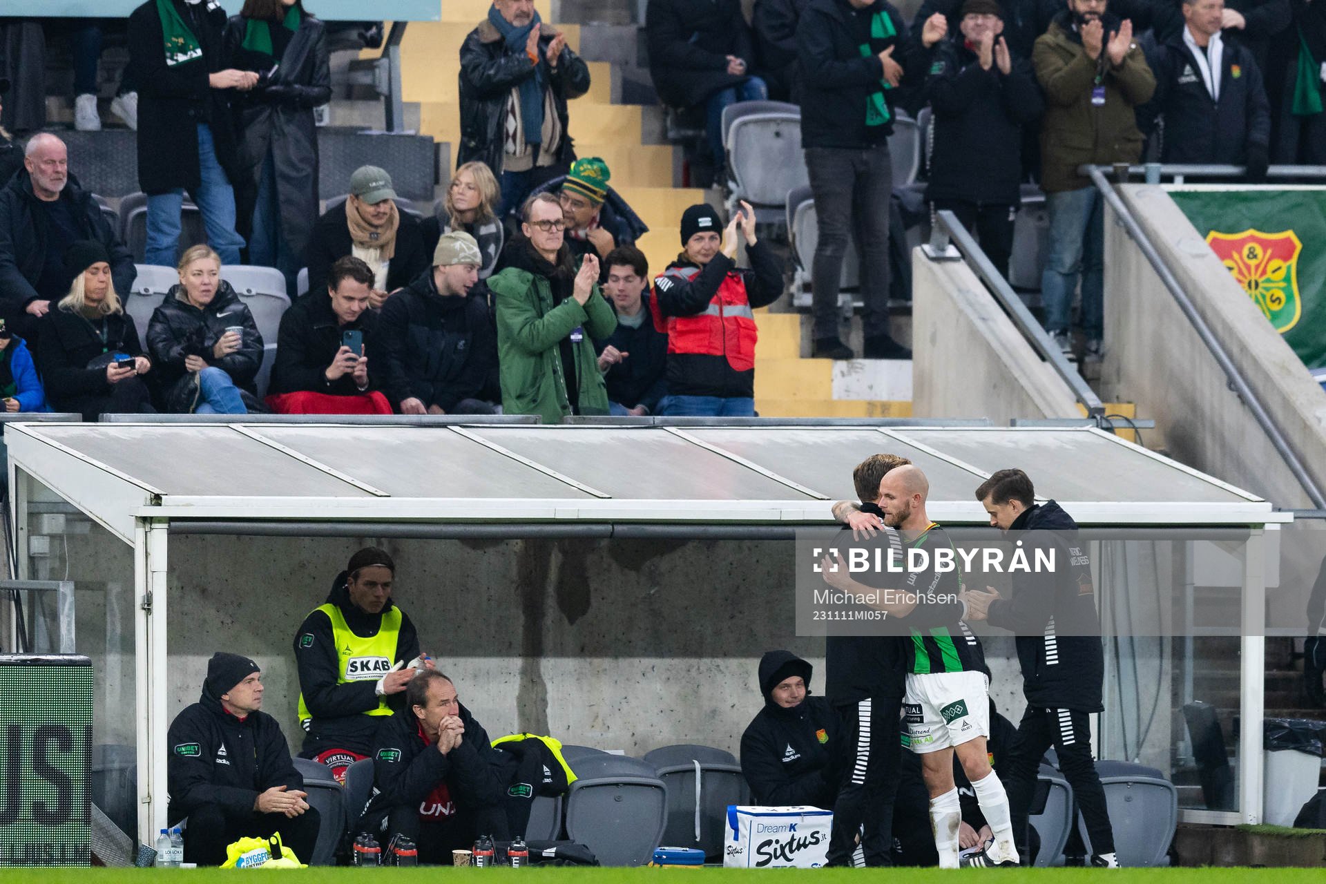 GAIS Niklas Andersen kramas om av tränare Fredrik Holmberg