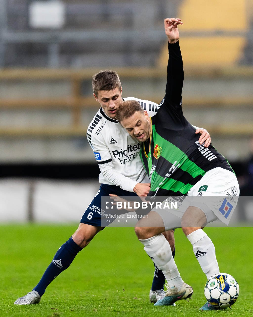 Utsiktens Erik Westermark och GAIS Gustav Lundgren under fotbollsmatchen i Superettan mellan GAIS och Utsikten den 11 november 2023 i Göteborg.