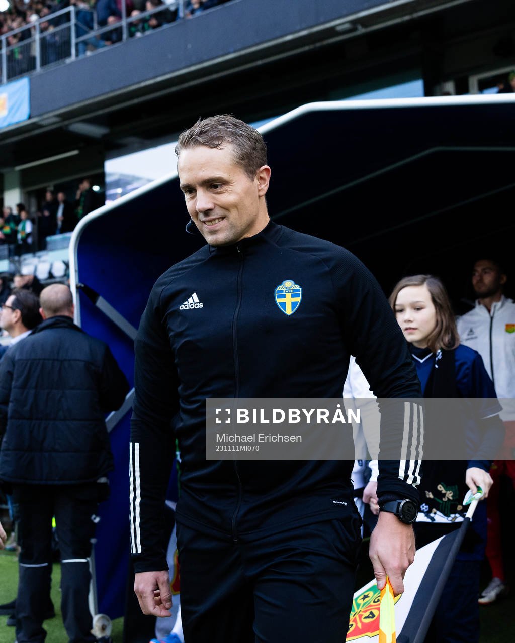 Assisterande domare Conny Hugman innan fotbollsmatchen i Superettan mellan GAIS och Utsikten den 11 november 2023 i Göteborg. 
