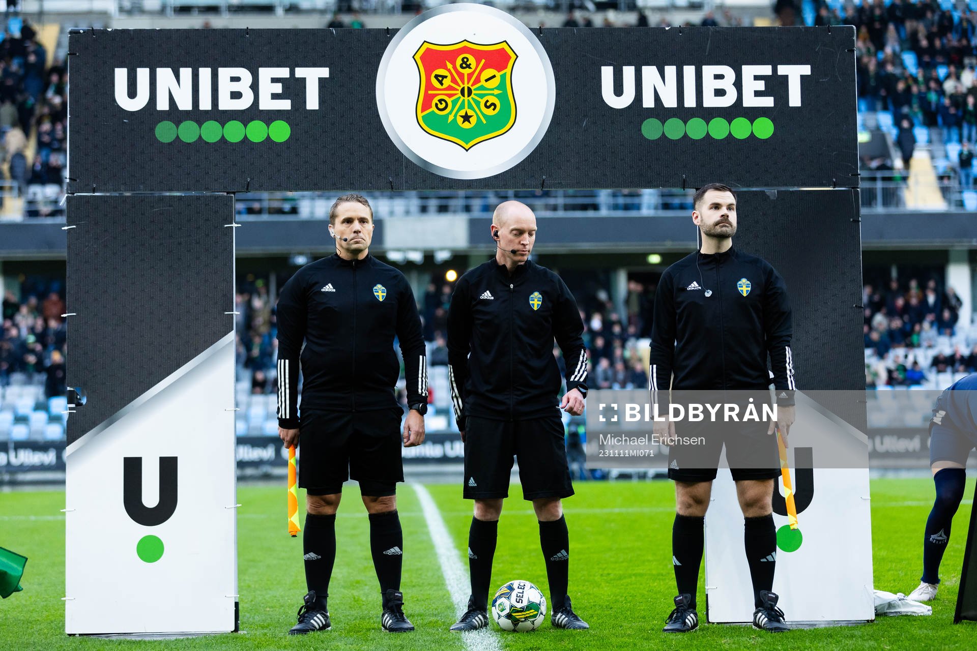 Assisterande domare Conny Hugman, domare Per Melin och assisterande domare Niclas Karlsson innan fotbollsmatchen i Superettan mellan GAIS och Utsikten den 11 november 2023 i Göteborg.