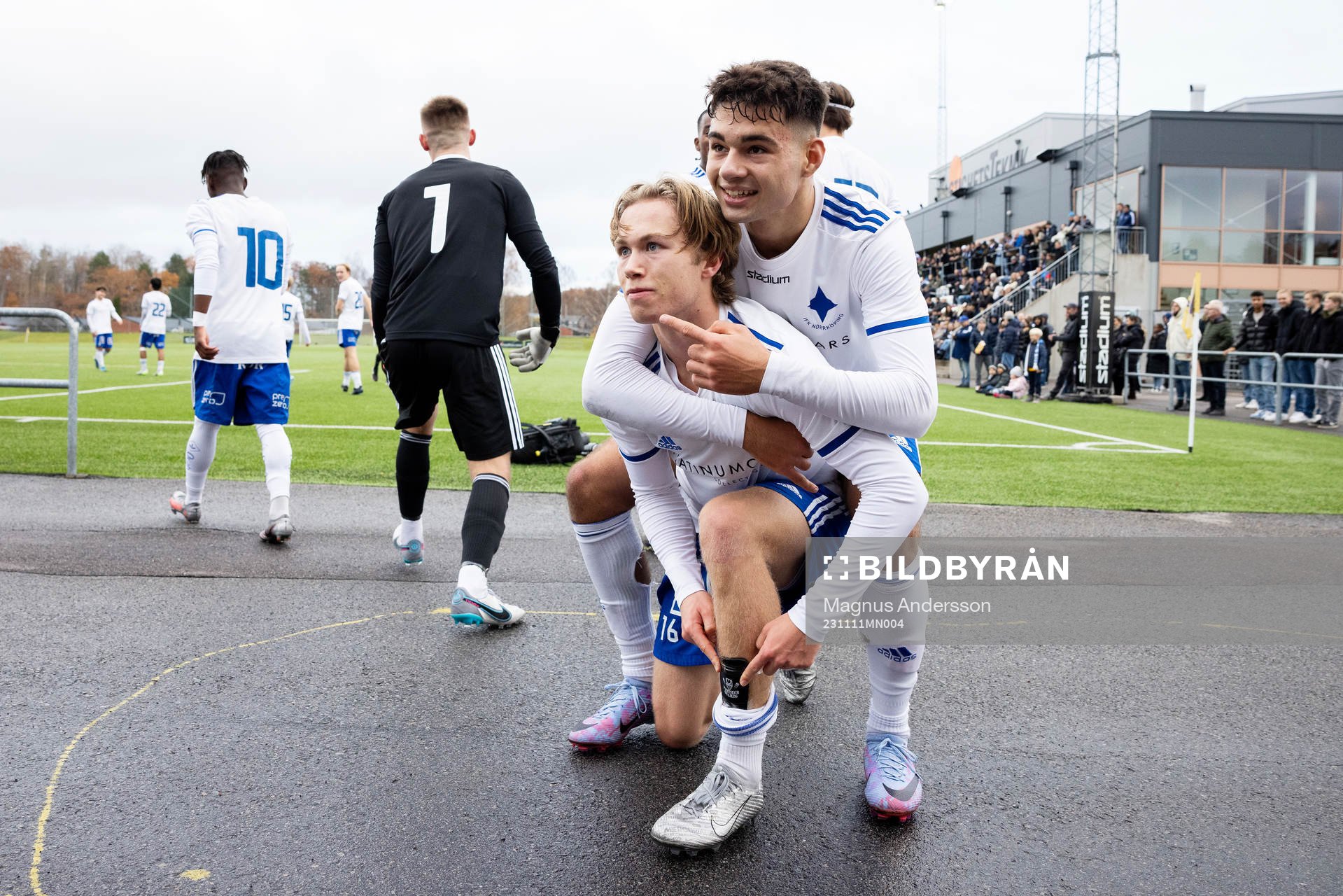 IFK Norrköpings Jesper Lindvall och Oliver Matic jublar efter 1-0 under fotbollsmatchen i P19 Allsvenskan mellan IFK Norrköping och Helsingborg den 11 november 2023 i Norrköping.