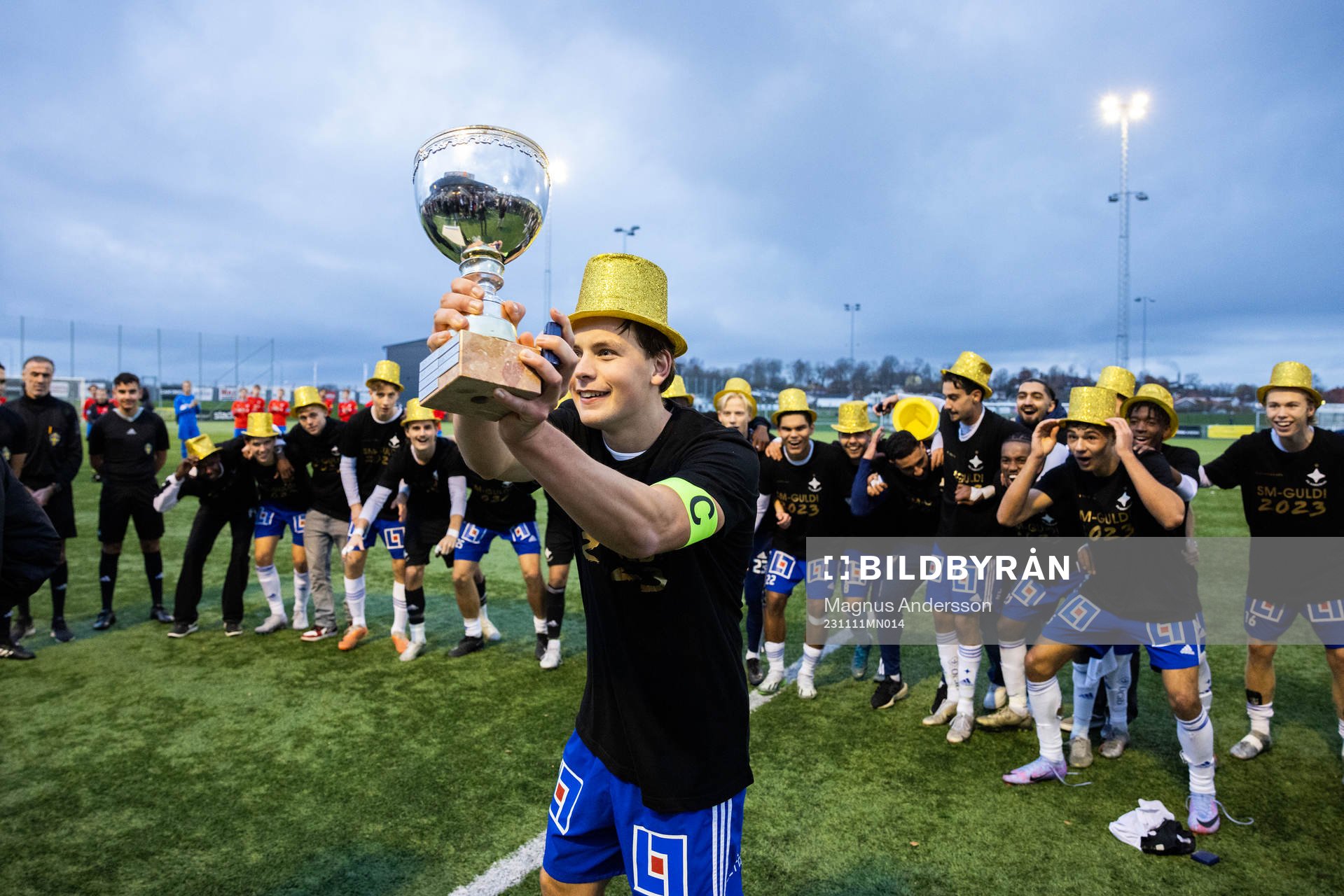 IFK Norrköpings Felix Stenman jublar med lagkamrater efter fotbollsmatchen i P19 Allsvenskan mellan IFK Norrköping och Helsingborg den 11 november 2023 i Norrköping.