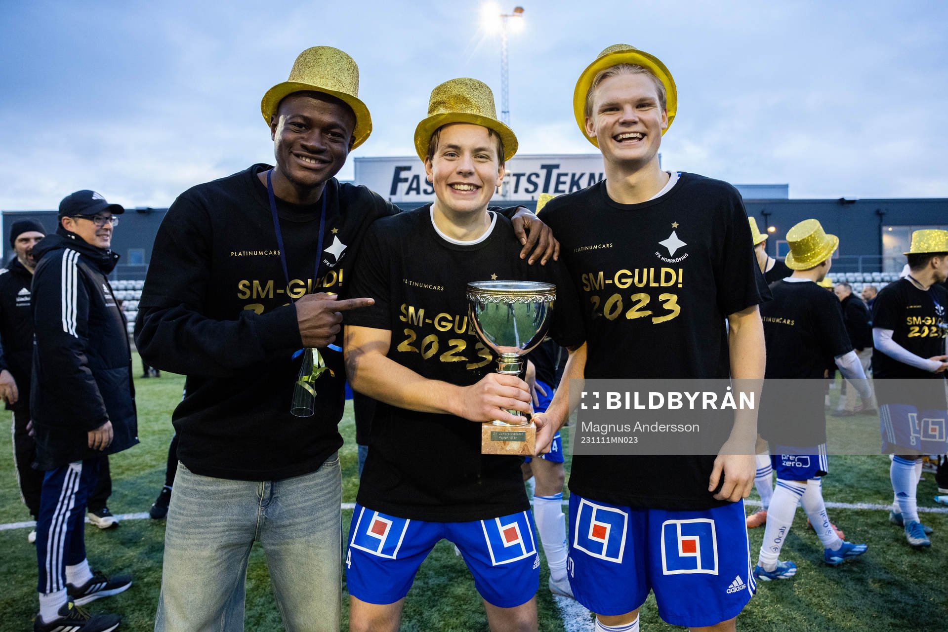 IFK Norrköpings Felix Stenman jublar efter fotbollsmatchen i P19 Allsvenskan mellan IFK Norrköping och Helsingborg den 11 november 2023 i Norrköping. 