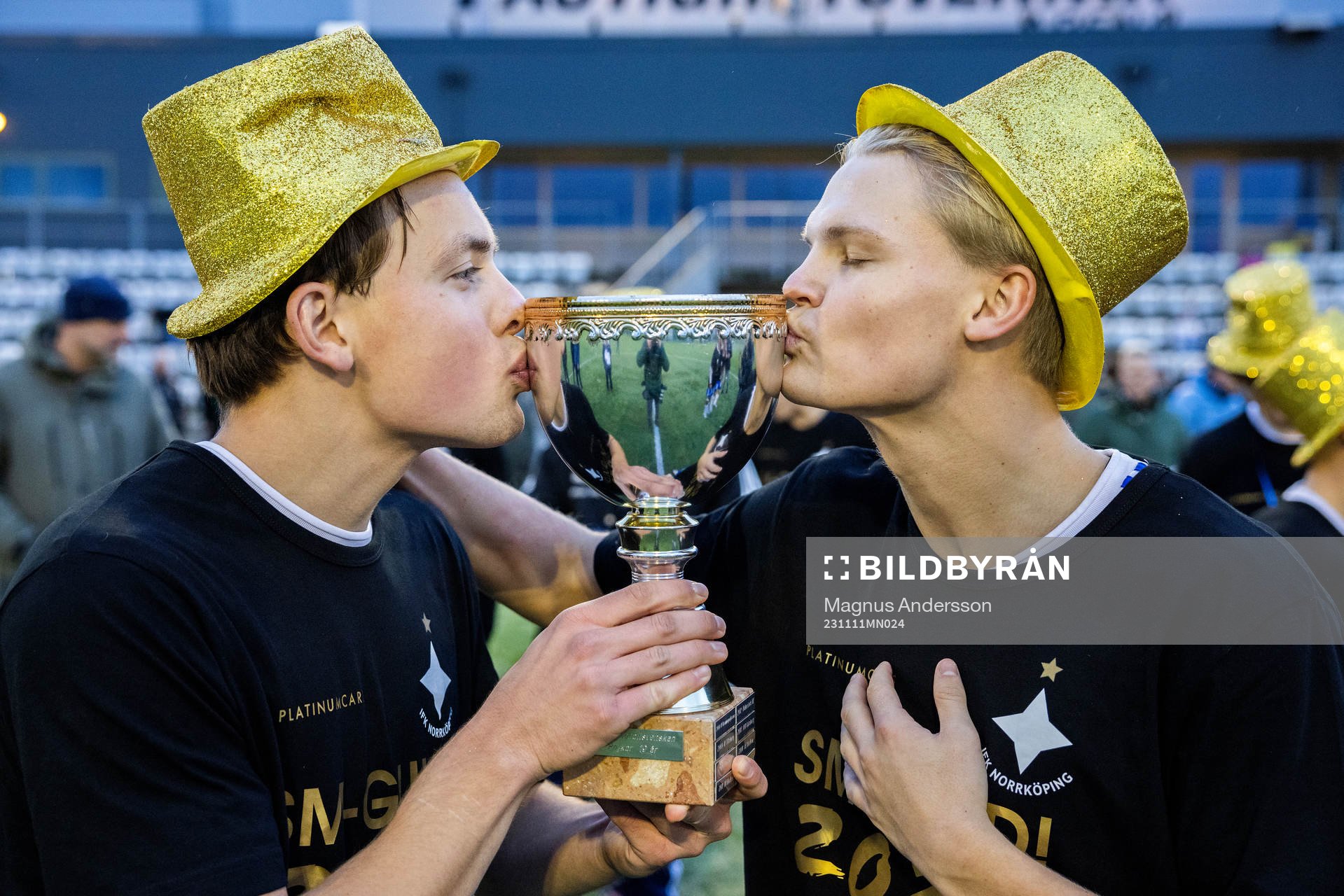 IFK Norrköpings Felix Stenman och William Holmberg jublar efter fotbollsmatchen i P19 Allsvenskan mellan IFK Norrköping och Helsingborg den 11 november 2023 i Norrköping.