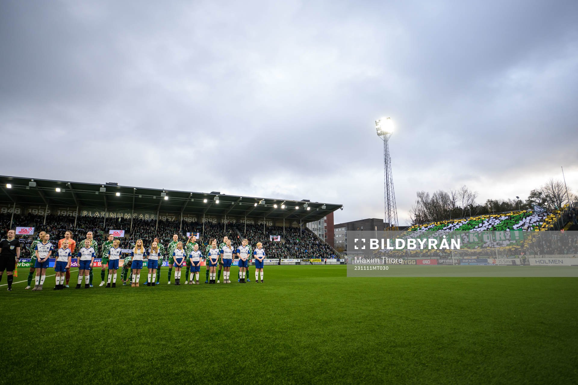 Hammarbys spelare framför tifo av supportrarna