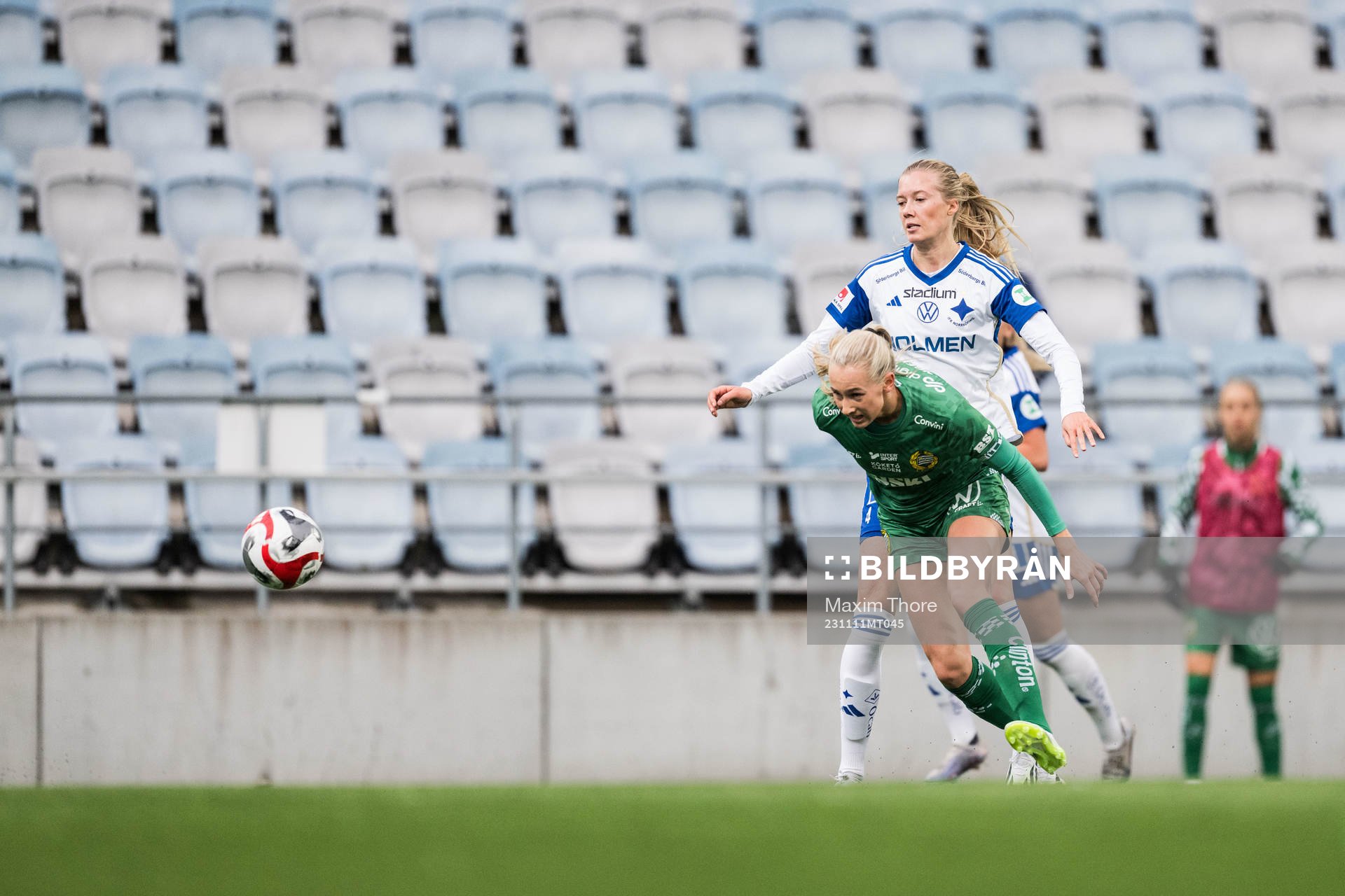 Hammarbys Ellen Wangerheim och IFK Norrköpings Ebba Handfast under fotbollsmatchen i Damallsvenskan mellan IFK Norrköping och Hammarby den 11 november 2023 i Norrköping.