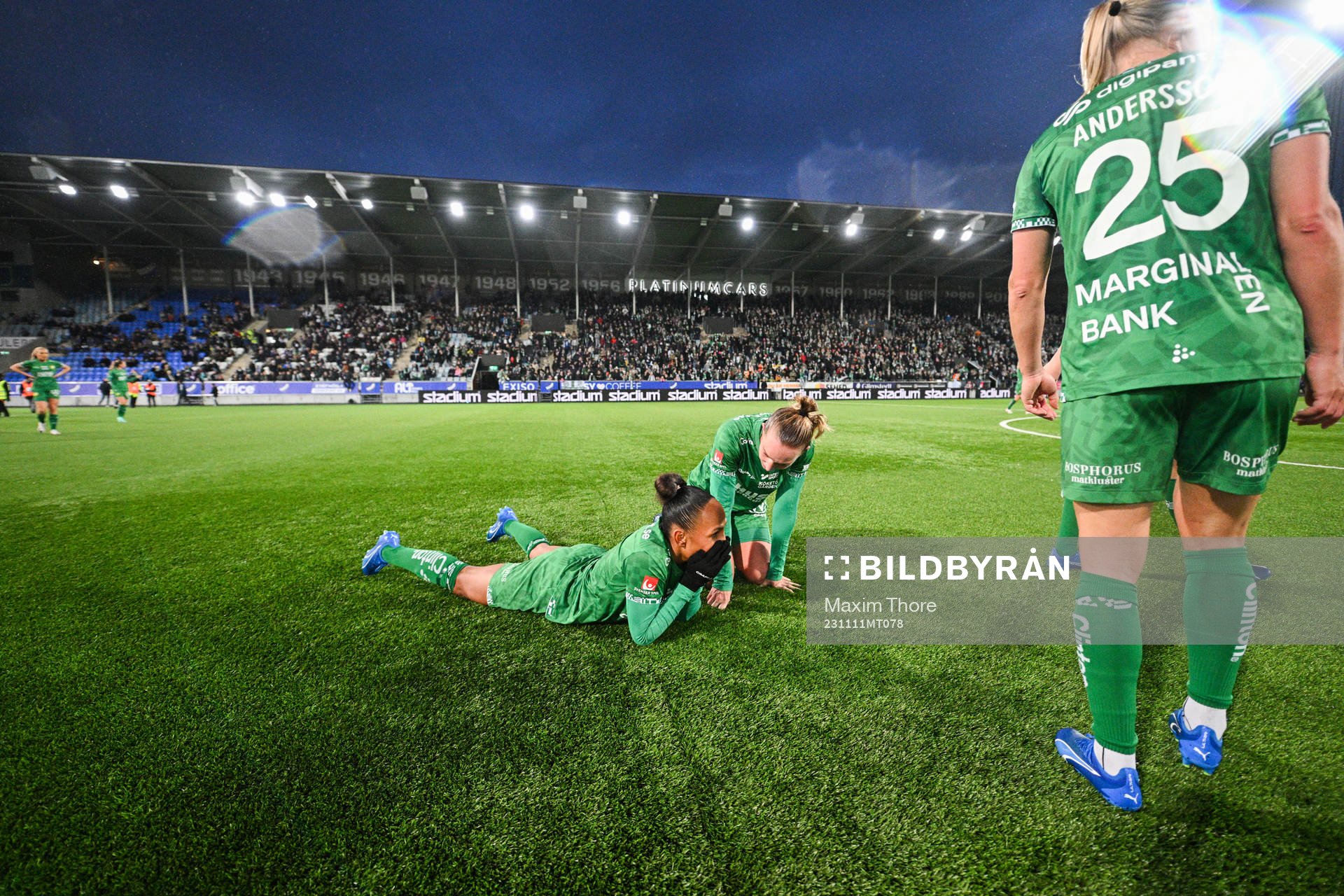 Hammarbys Madelen Janogy och Julia Roddar jublar