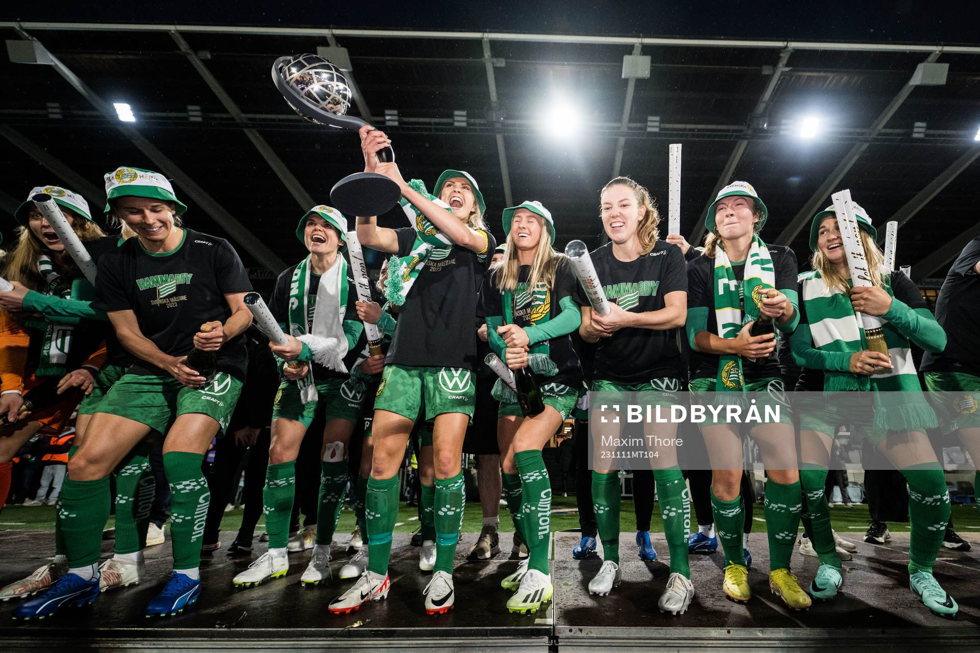 Hammarbys Alice Carlsson jublar med lagkamrater