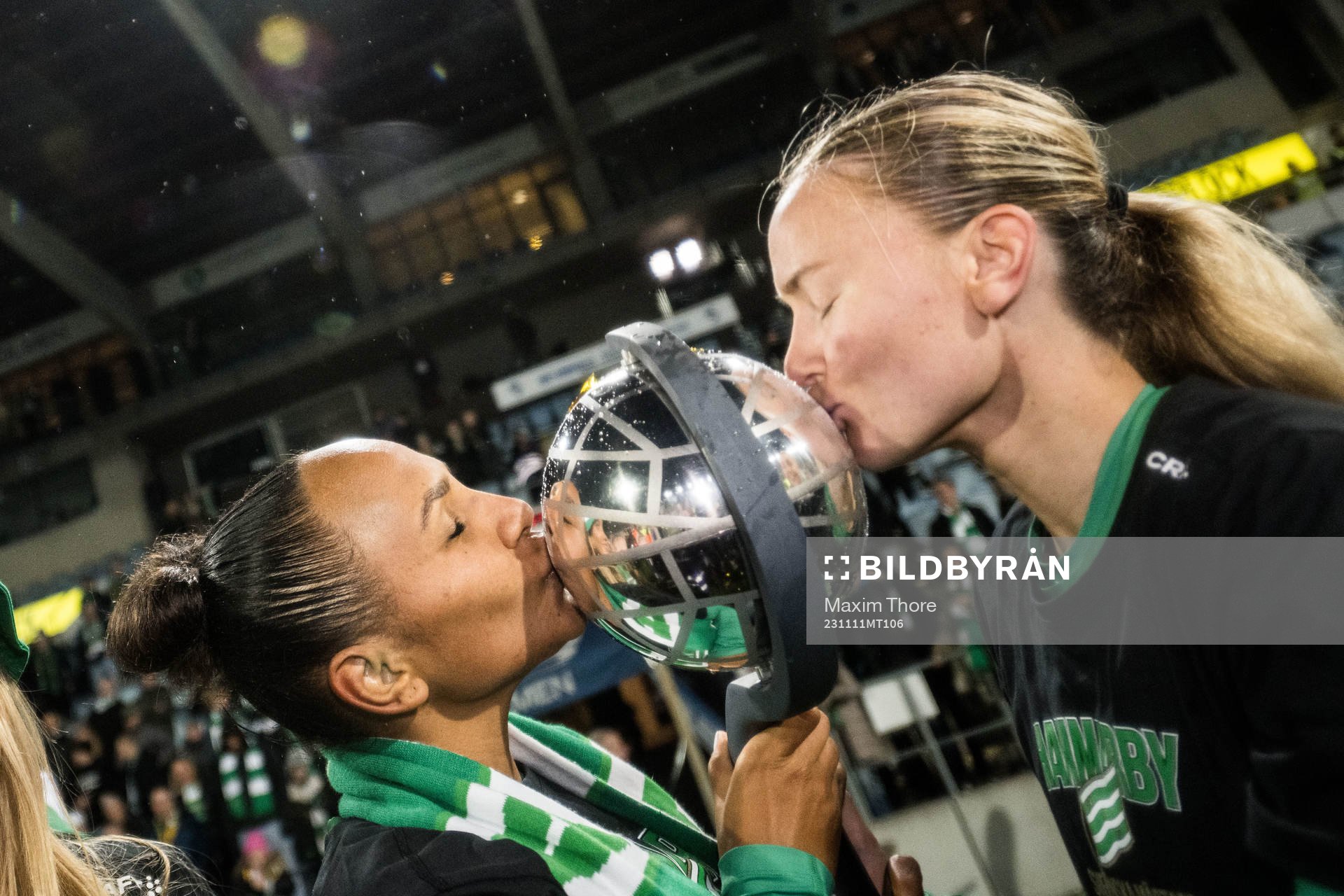 Hammarbys Madelen Janogy och Matilda Vinberg jublar