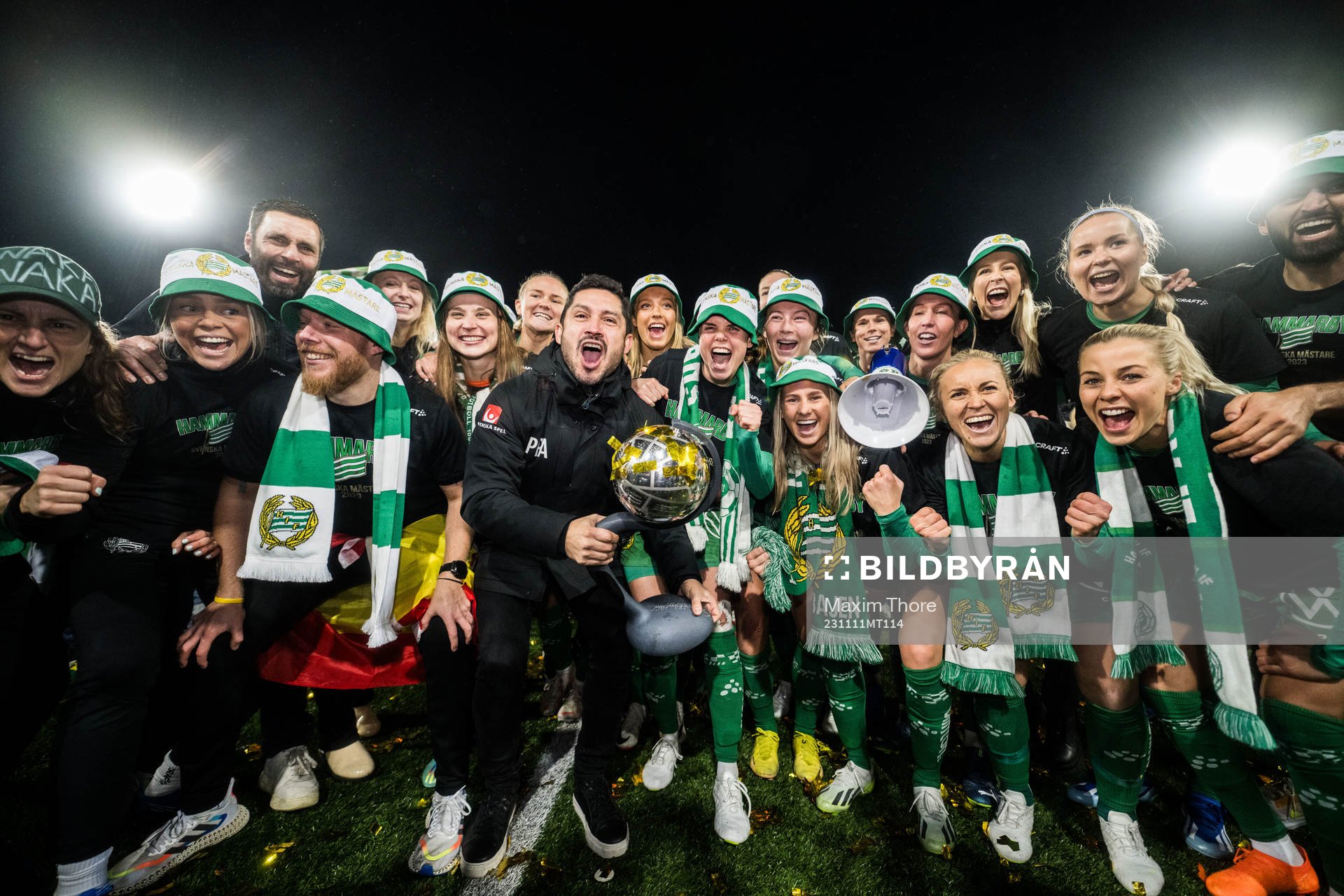 Hammarbys tränare Pablo Pinones-Arce jublar med spelarna