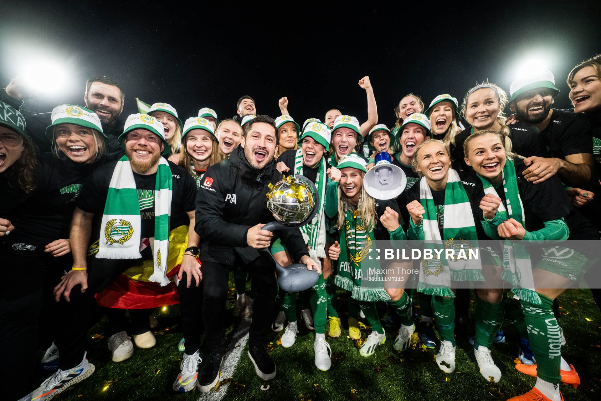 Hammarbys tränare Pablo Pinones-Arce jublar med spelarna